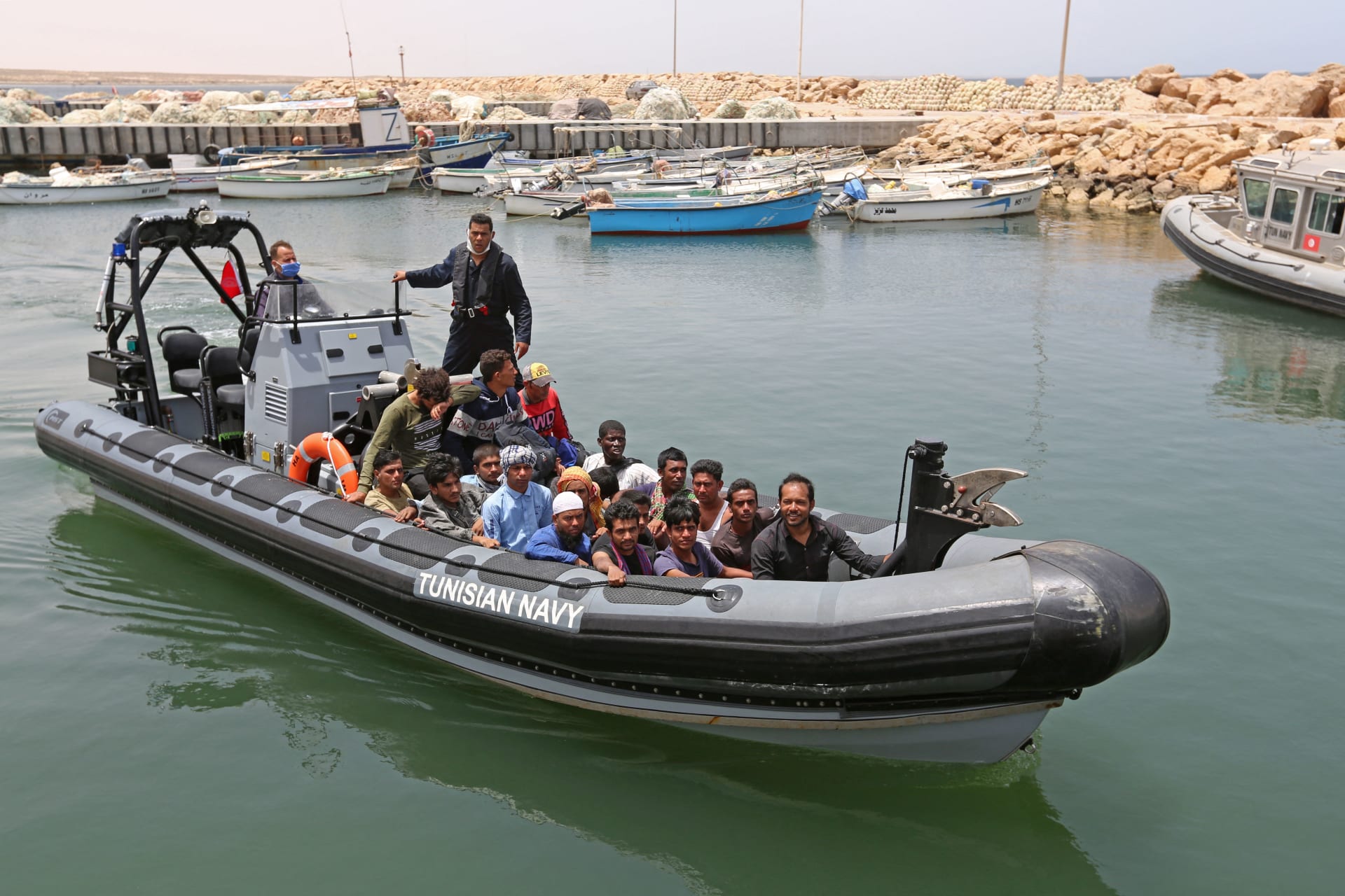 مهاجرون أنقذهم الحرس الوطني التونسي خلال محاولة عبور البحر المتوسط بالقوارب، ميناء القطيف في بن قردان في جنوب تونس