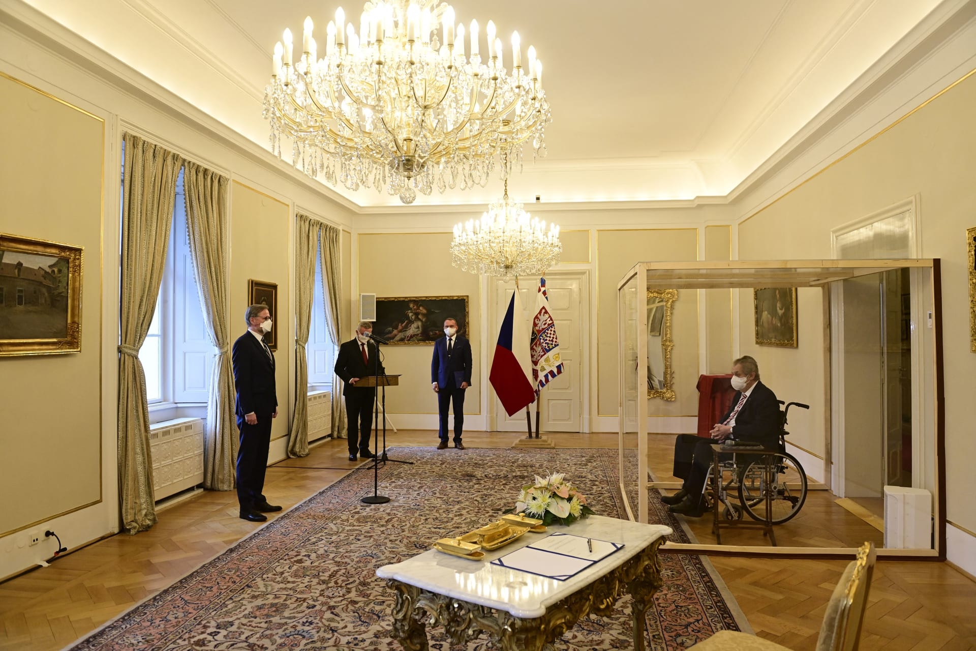 من داخل قفص زجاجي.. رئيس التشيك يعين رئيس وزراء جديد لبلاده