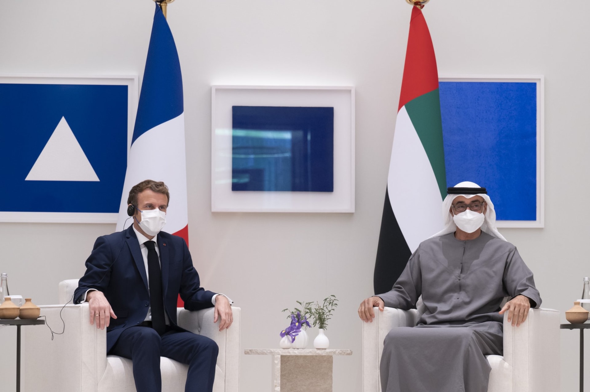 الشيخ محمد بن زايد، ولي عهد أبوظبي ونائب القائد الأعلى للقوات المسلحة الإماراتية مع الرئيس الفرنسي إيمانويل ماكرون