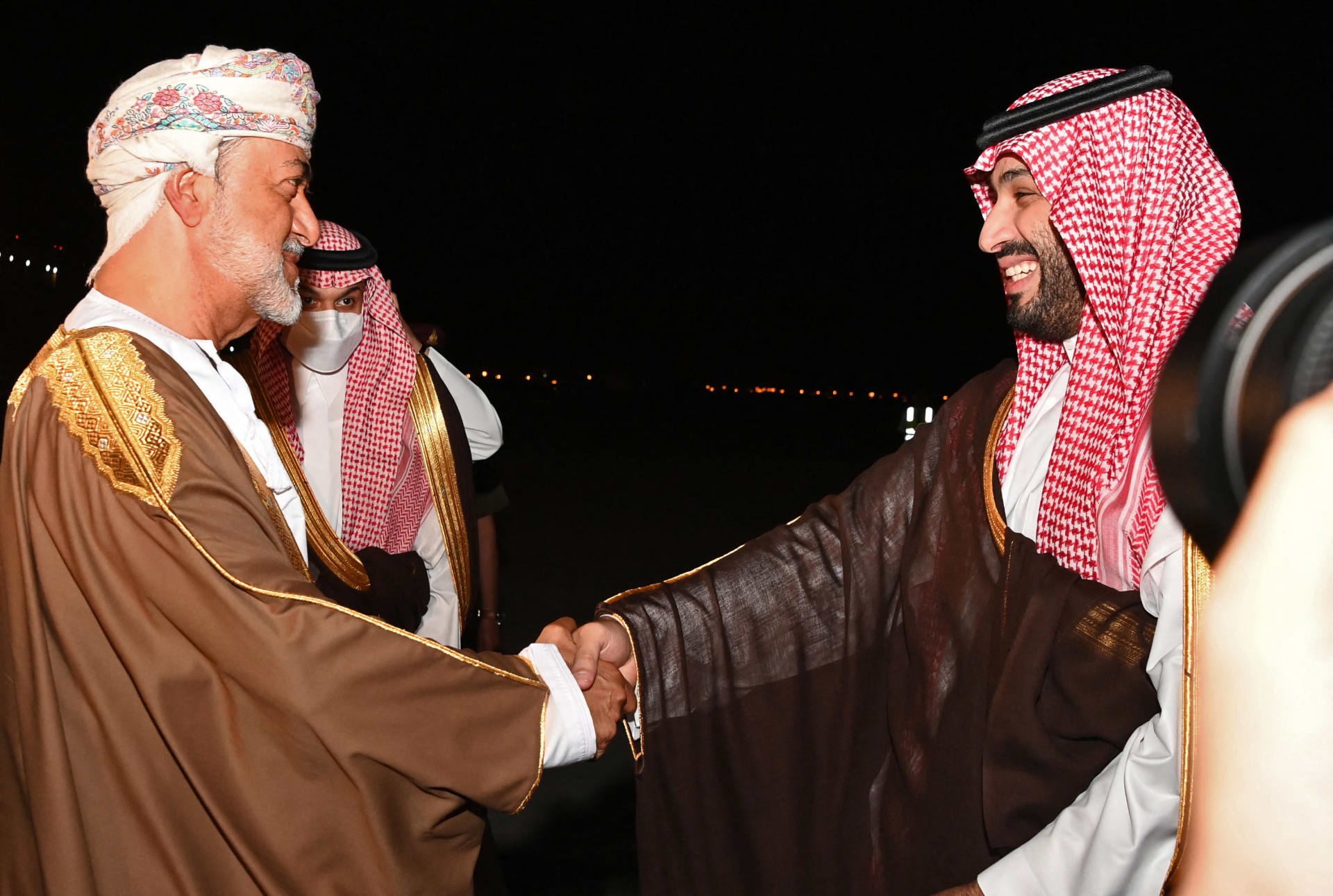 سلطان عُمان هيثم بن طارق يرحب بالأمير محمد بن سلمان ولي العهد السعودي