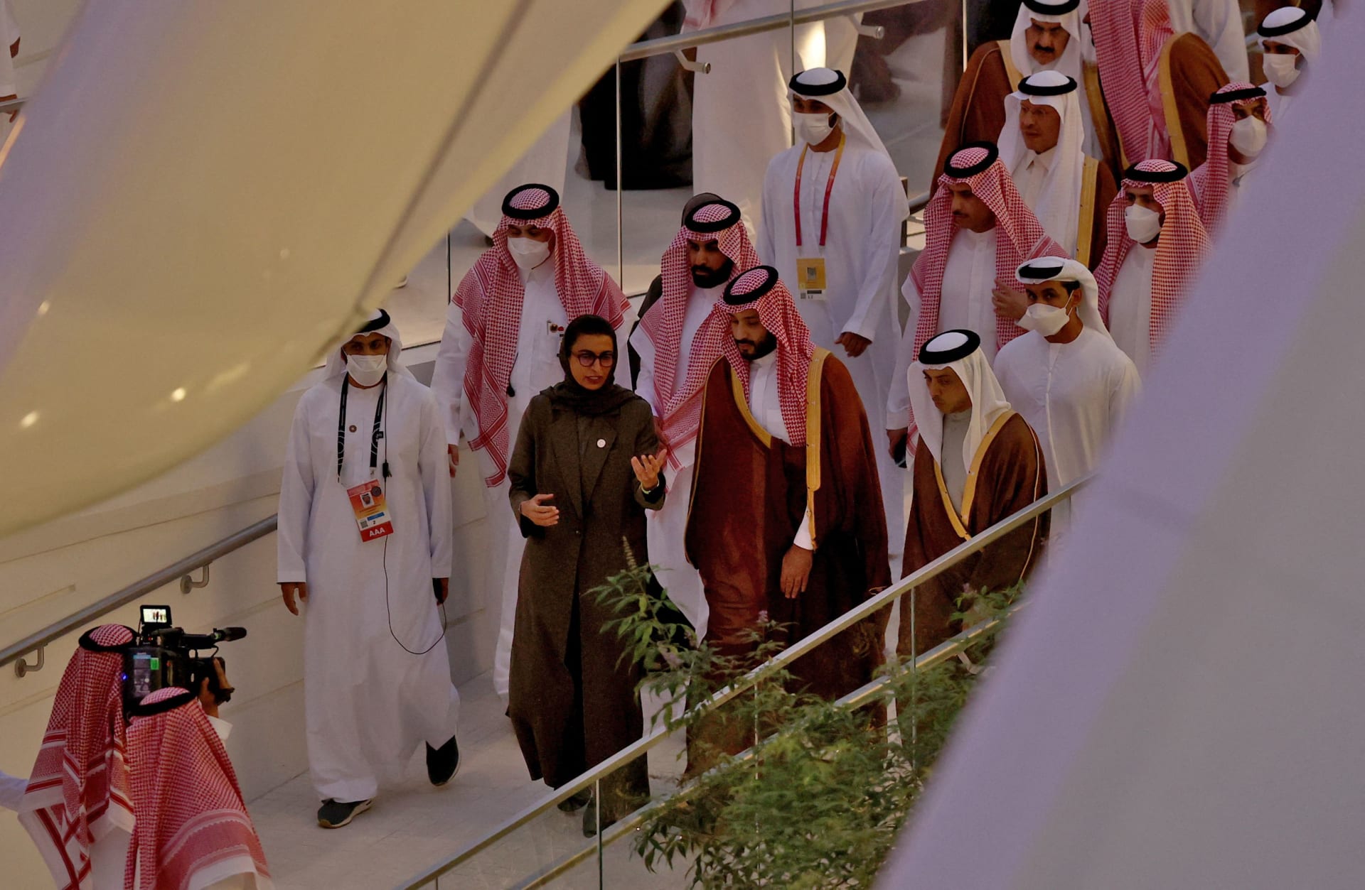 بالفيديو.. لحظة وصول ولي عهد السعودية إلى معرض إكسبو وترحيب الحضور به: "حي الله أبو سلمان"