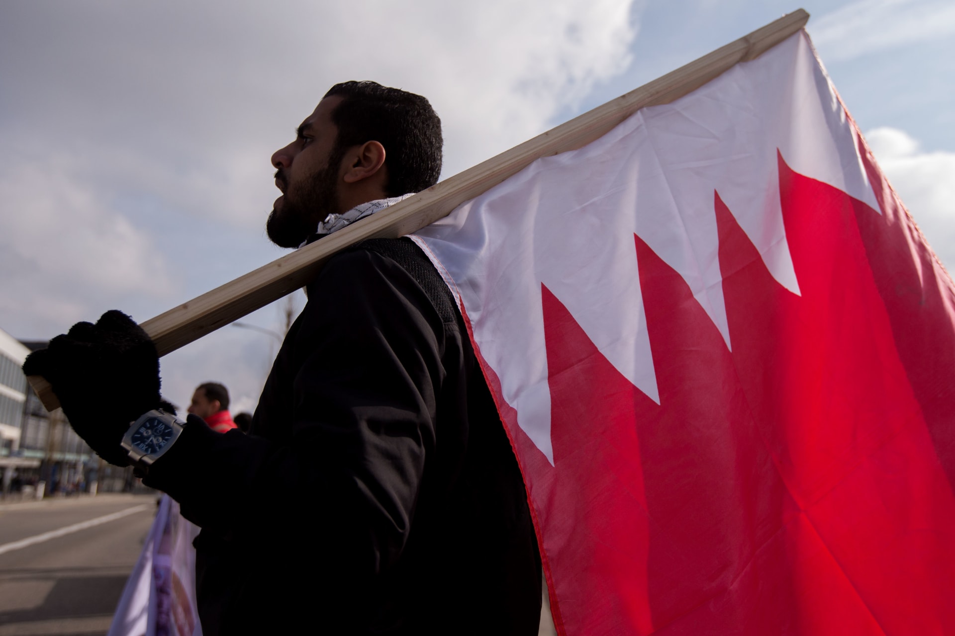 صورة أرشيفية تعبيرية لرجل يحمل العلم البحريني 