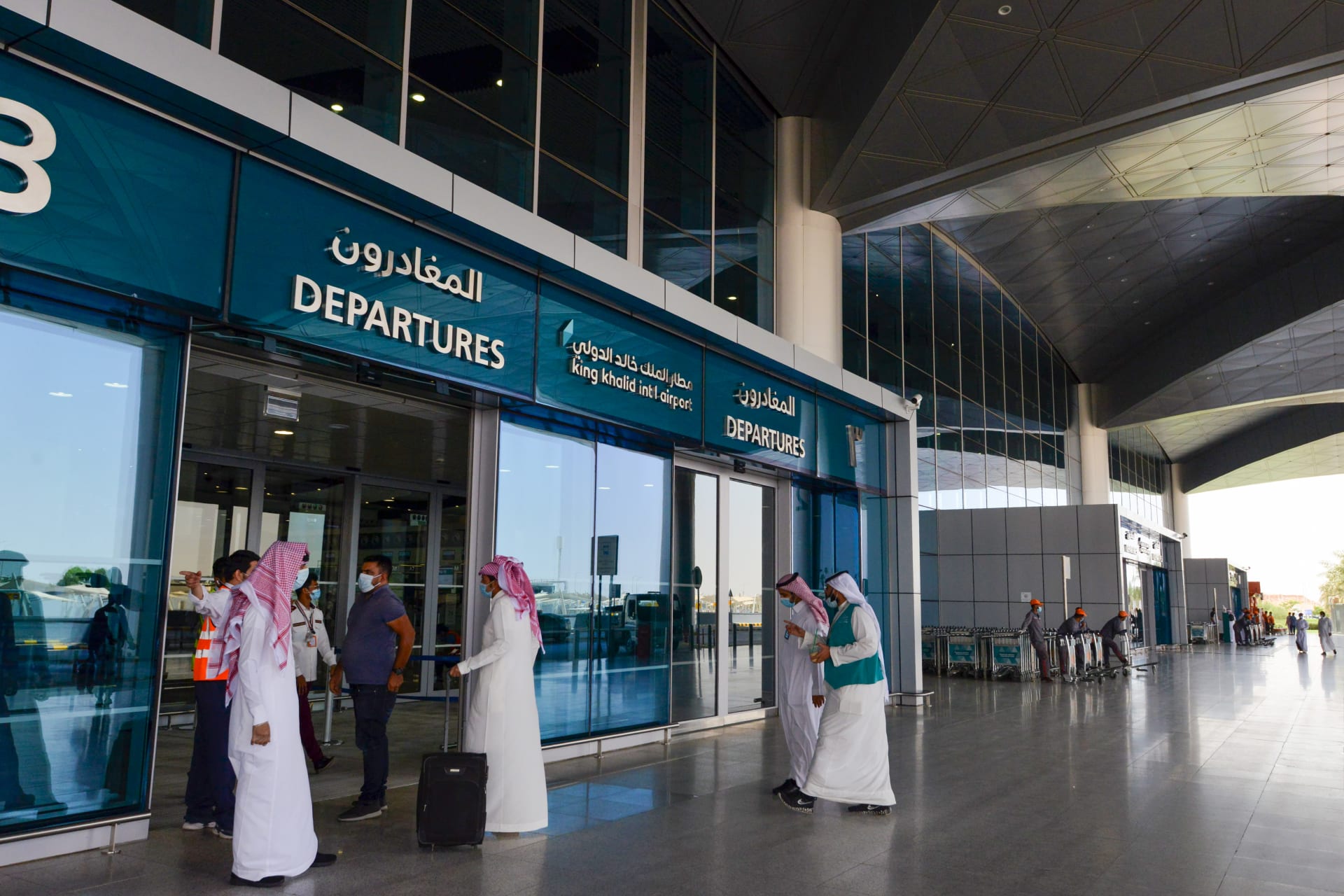 مسافرون سعوديون في مطار الملك فهد الدولي