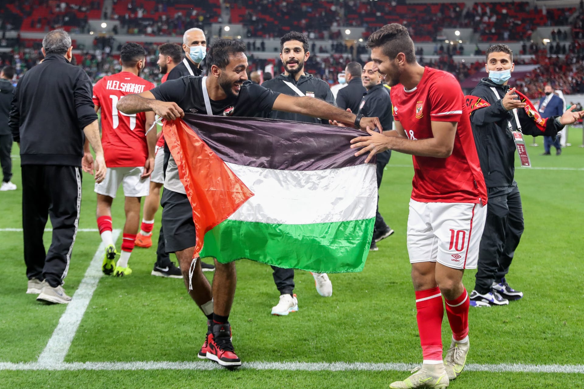 عمرو أديب يعلق على رفع لاعبي الأهلي العلم الفلسطيني: "ليست خطرا"