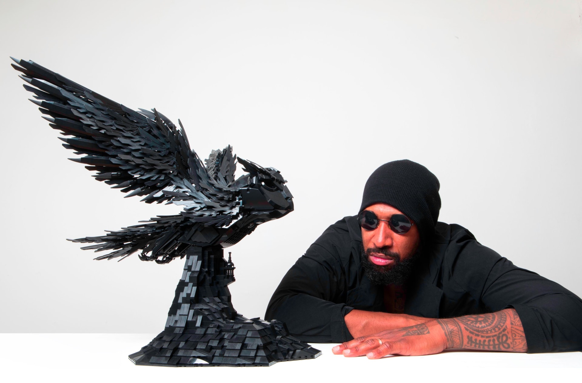 فنان من أصول غانية يبتكر عالمًا من مجسمات الليغو السوداء..ما السبب؟