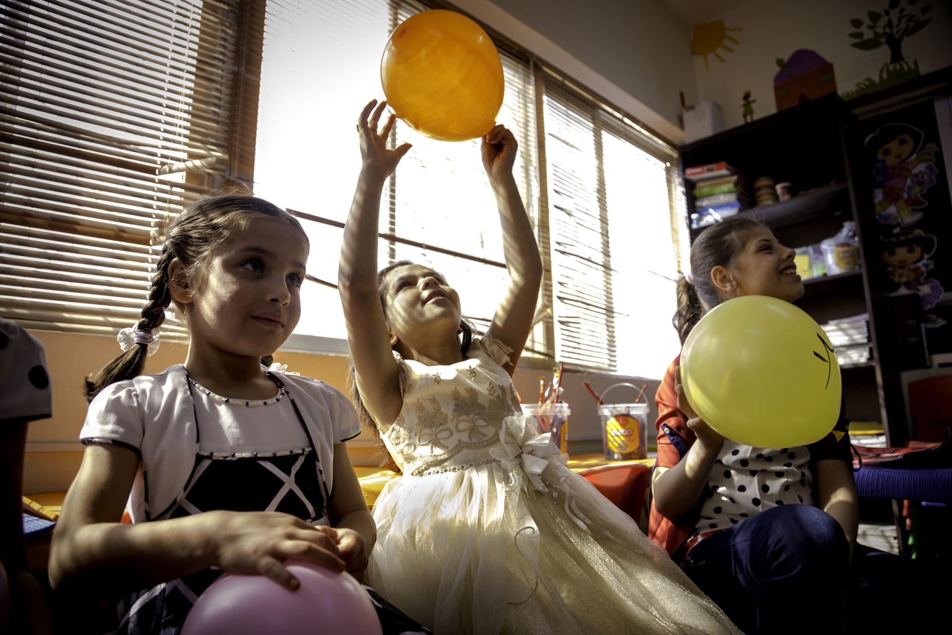 من الأردن إلى كوبا..مصورة تلقي نظرة جادة على لعب الأطفال حول العالم..ماذا وجدت؟