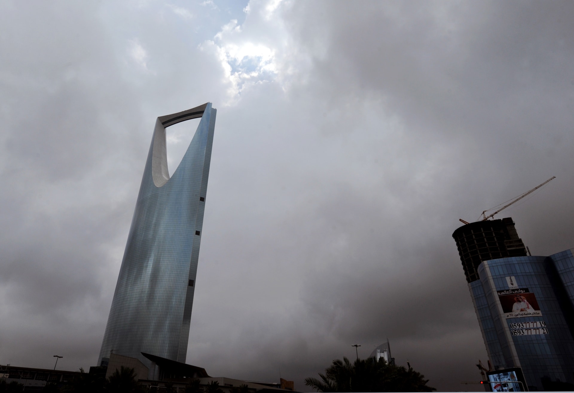 صورة ارشيفية لسماء ملبدة بالغيوم فوق العاصمة السعودية، الرياض