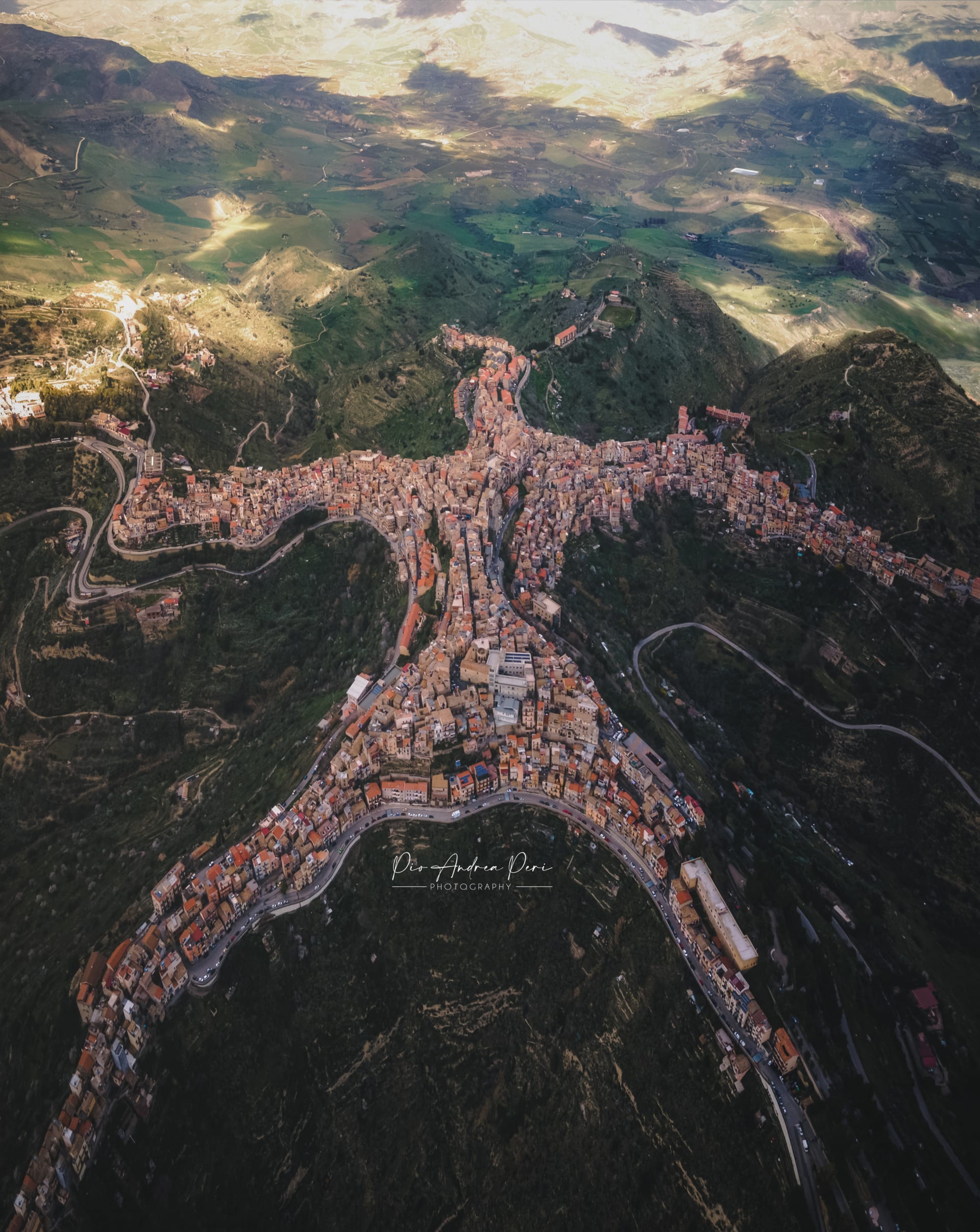 صورة لقرية إيطالية من السماء تثير الدهشة..ما حقيقتها؟