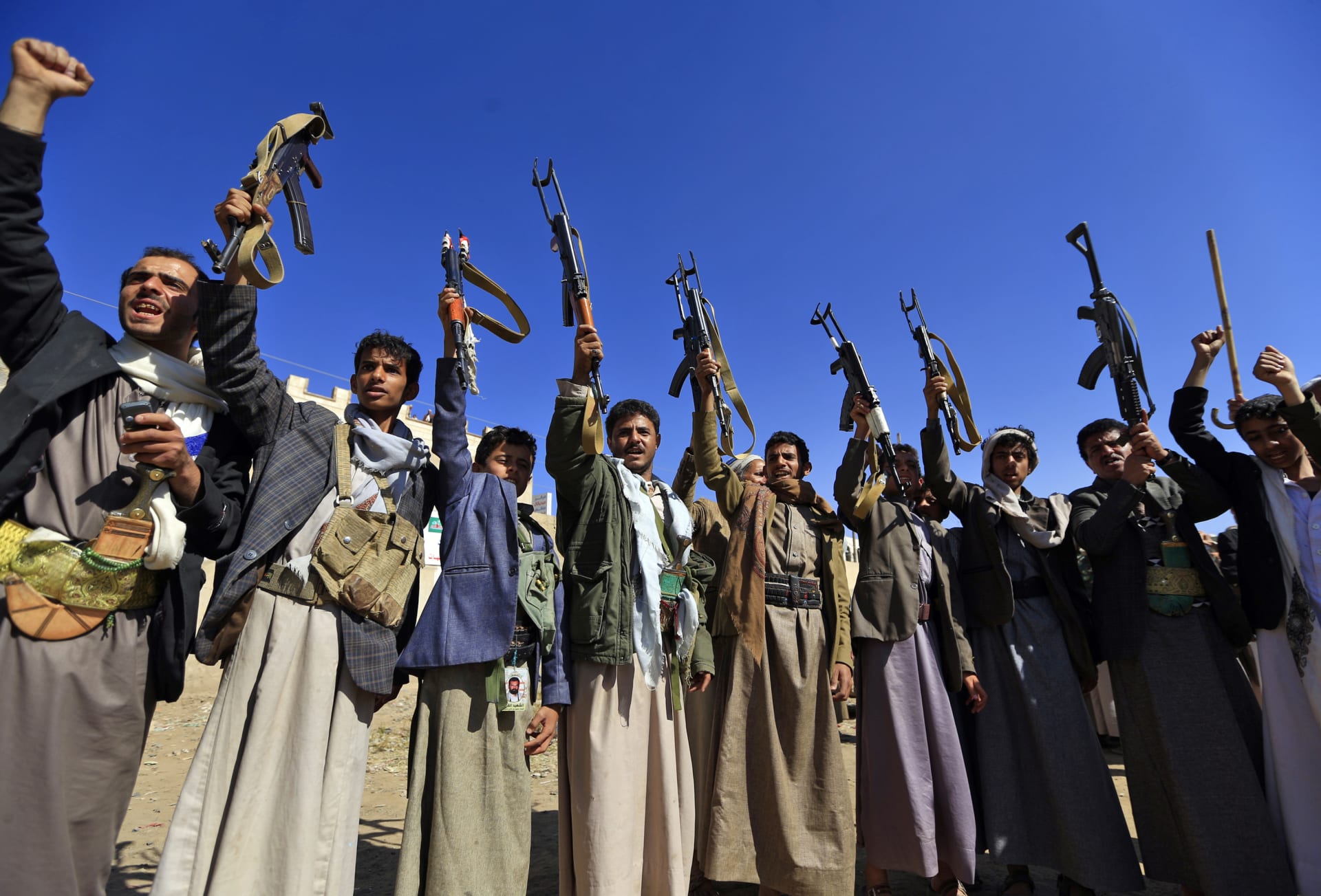 مسلحون يمنيون يلوحون بأسلحتهم أثناء تجمعهم في  صنعاء لإظهار دعمهم للحوثيين 