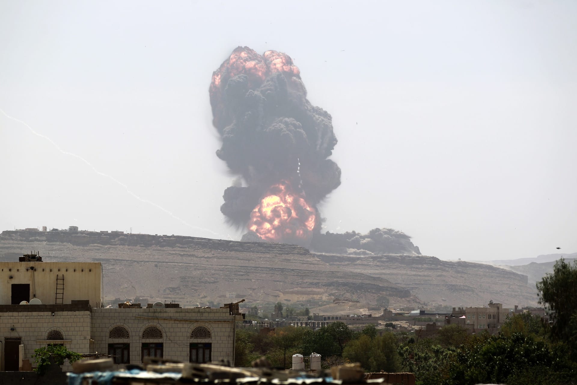 التحالف يواصل ضرباته الجوية للحوثيين في صنعاء ويدمر منظومة اتصال للطائرات المسيرة