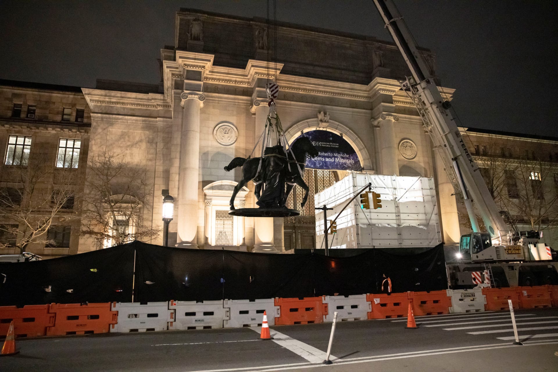 إزالة تمثال للرئيس الأمريكي ثيودور روزفلت من متحف في نيويورك لإثارته الجدل.