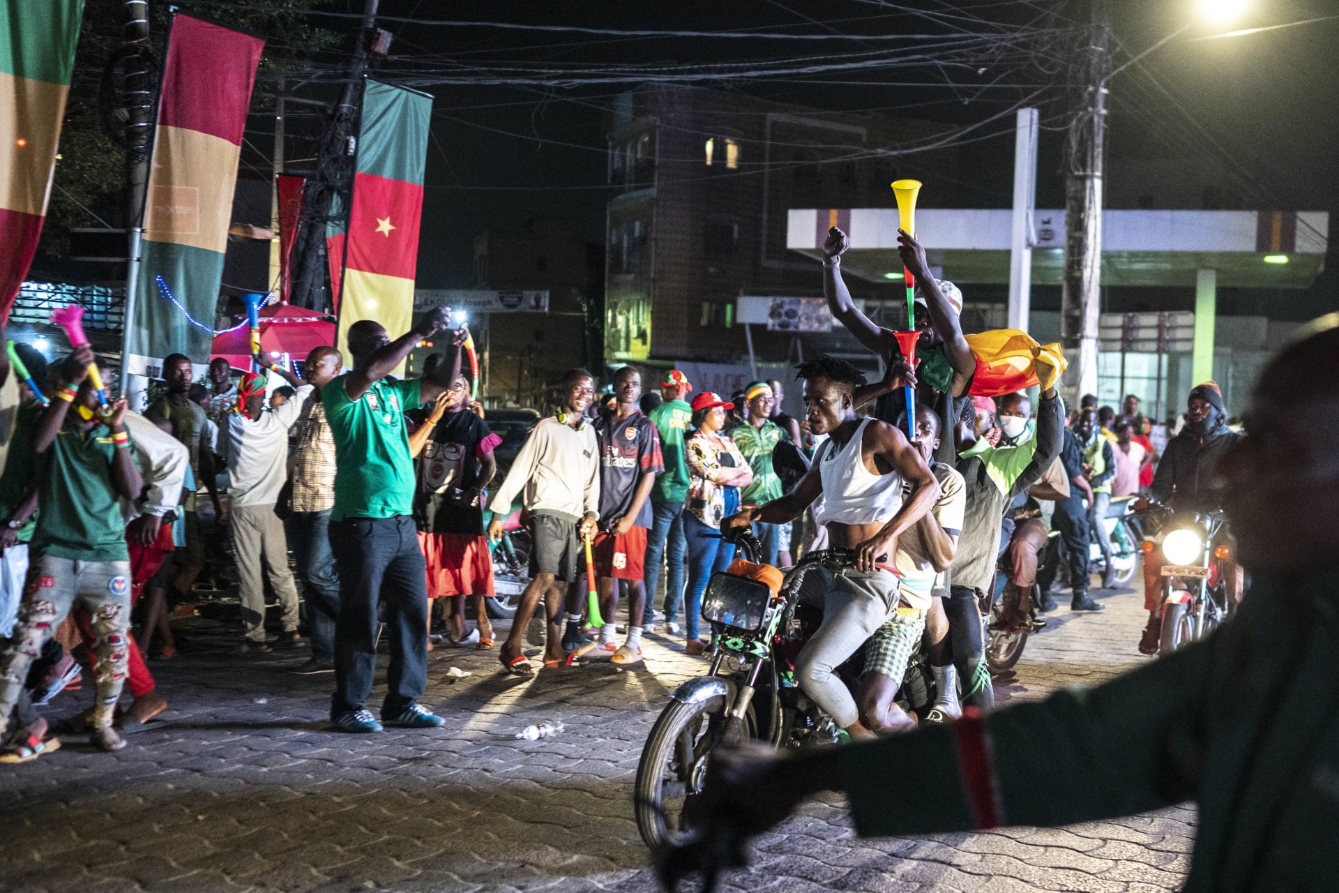 بعض مشجعي الكاميرون يحتفلون بفوز منتخبهم على جزر القمر في المباراة
