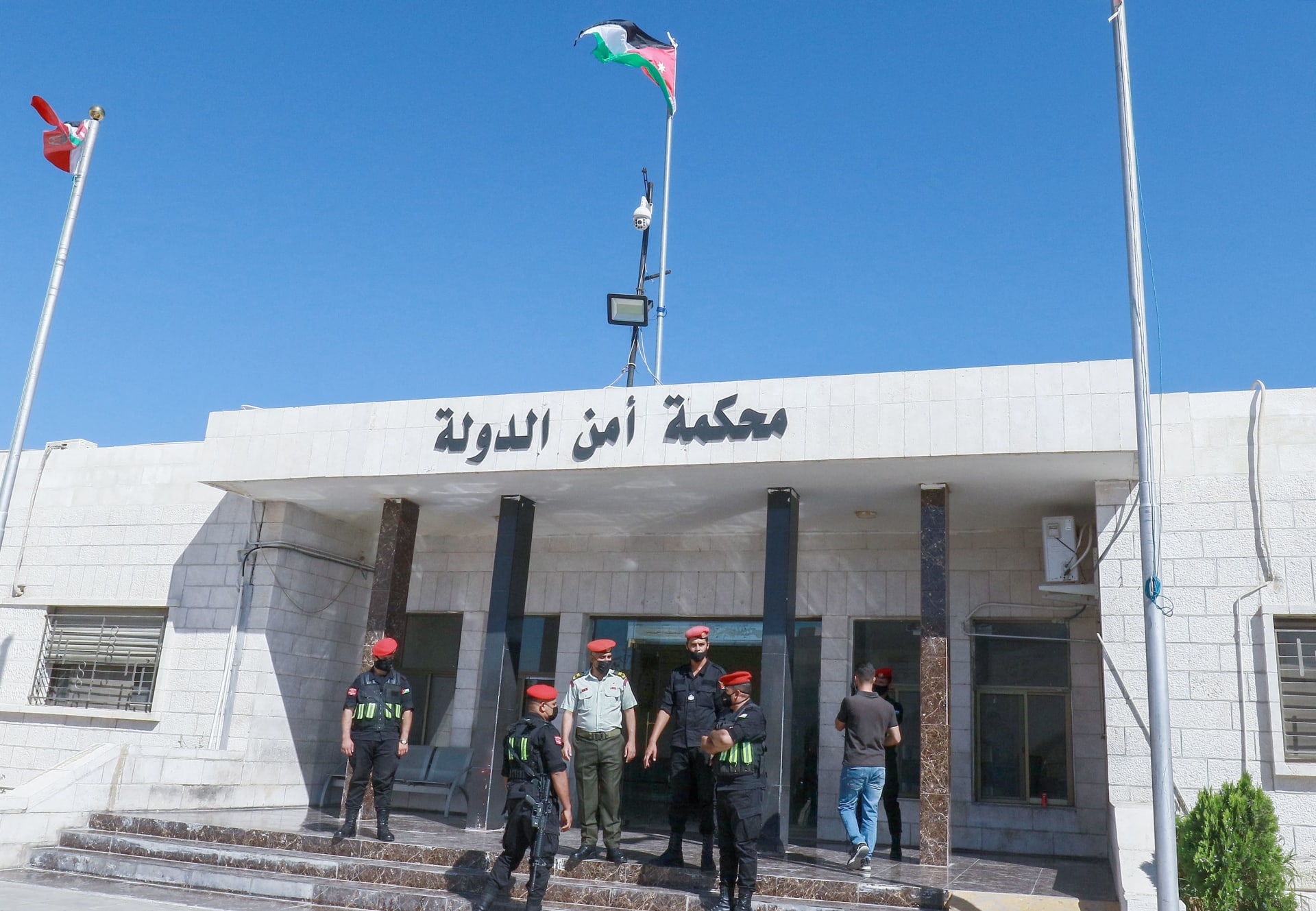 صورة أرشيفية من أمام محكمة أمن الدولة في الأردن 
