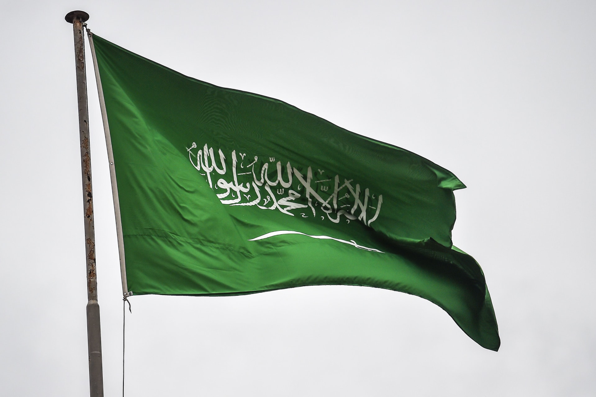 السعودية.. توقيف 4 مقيمين في جدة بتهمة الإساءة إلى علم المملكة