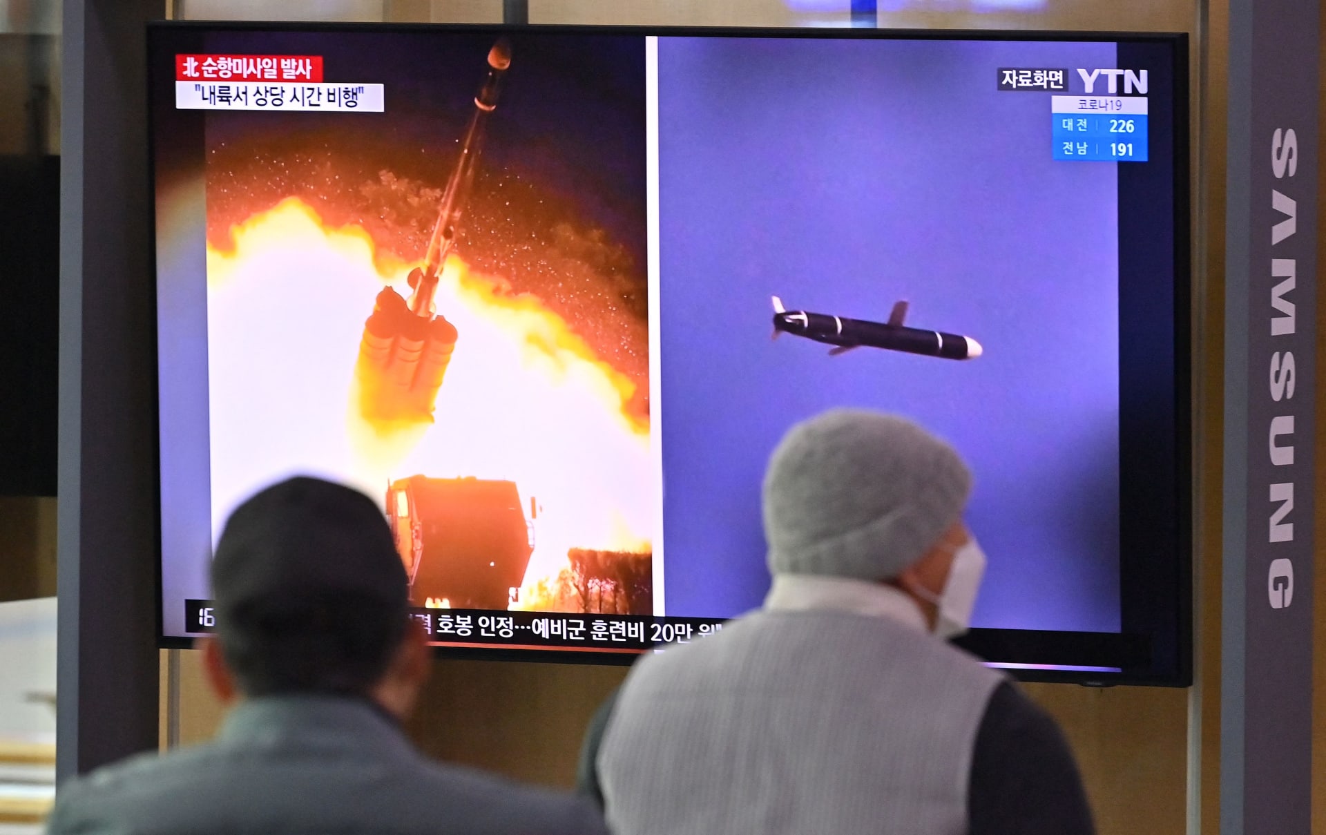 شاشة في محطة سكة حديد بسيول تعرض نشرة إخبار عن تجربة صاروخية لكوريا الشمالية 