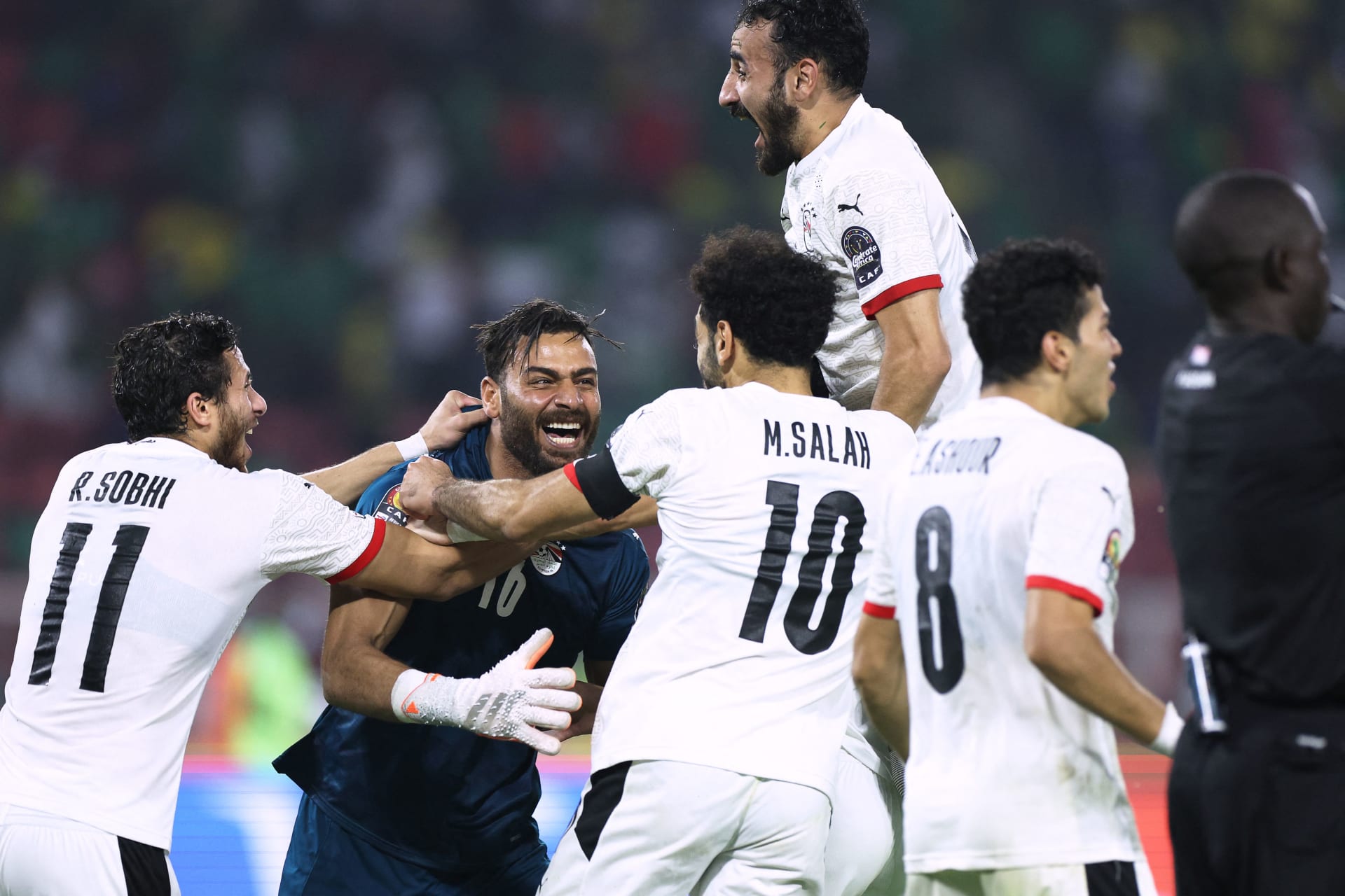 لاعبو المنتخب المصري يحتفلون بالفوز 
