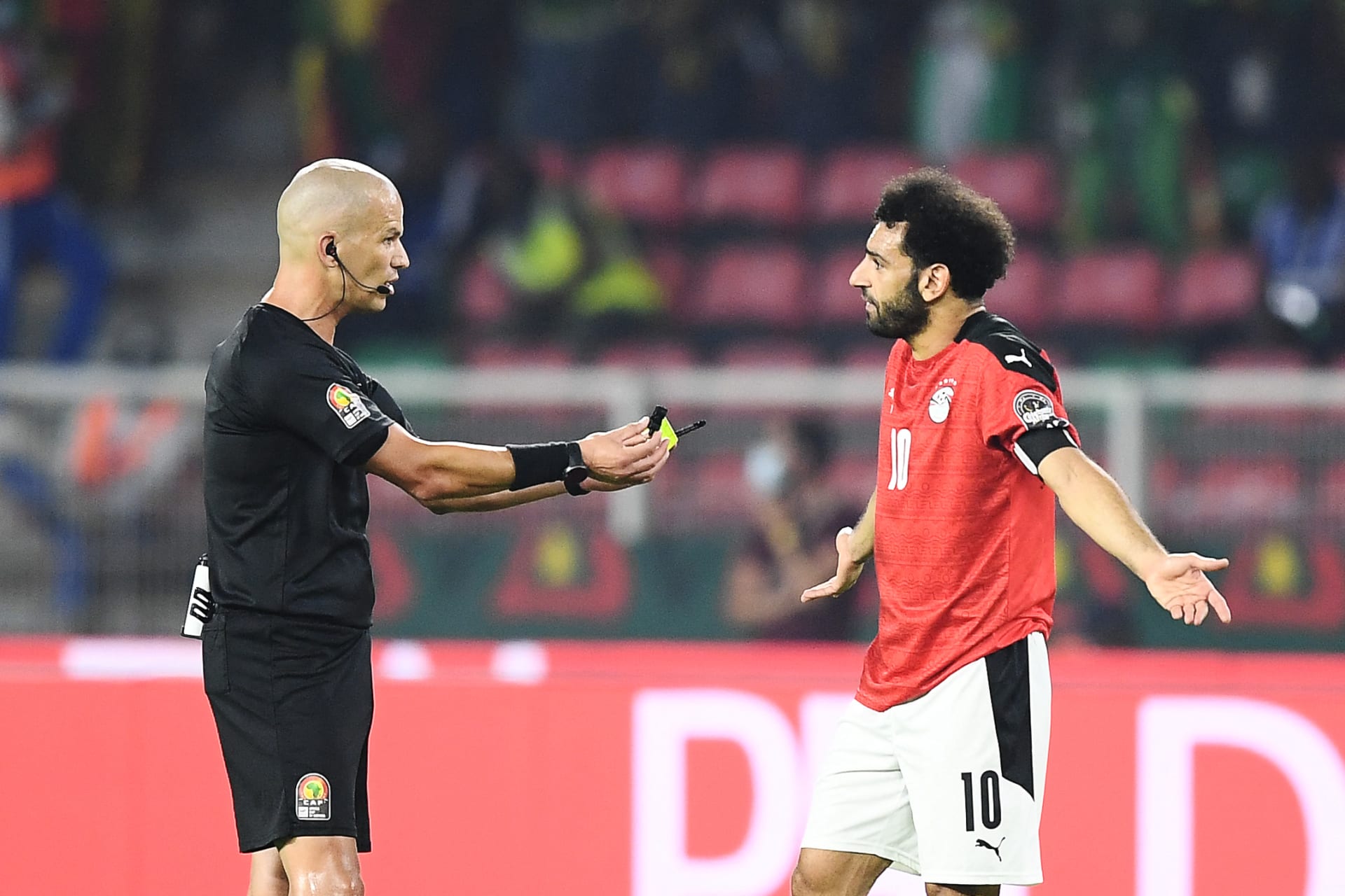 مواجهة مثيرة بين صلاح وحكم مباراة مصر والسنغال: ""تعالي احكم أنت"