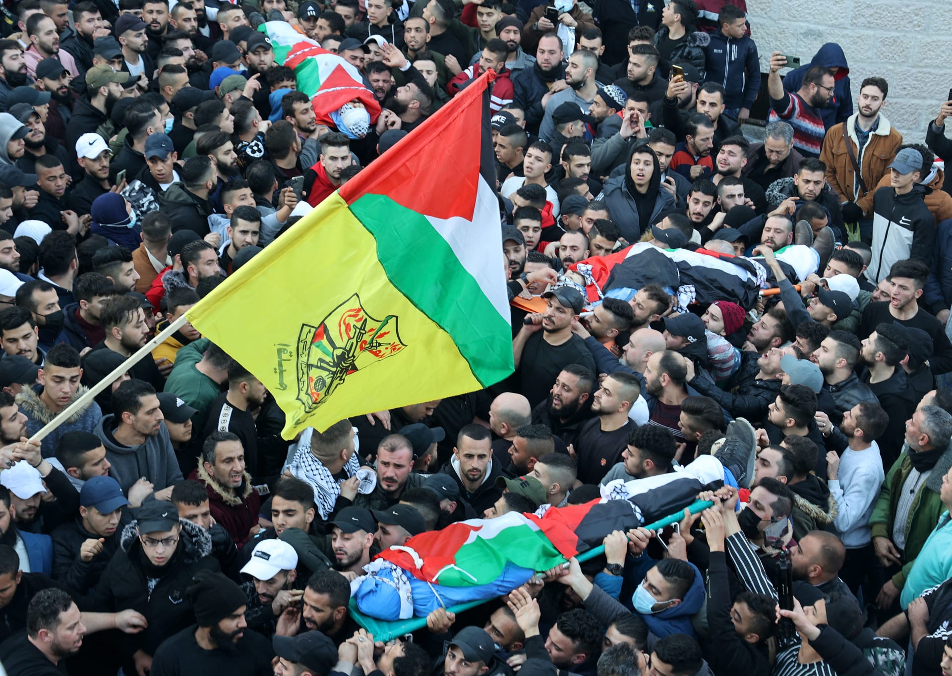 مشيعون يحضرون جنازة ثلاثة فلسطينيين قتلوا برصاص القوات الإسرائيلية خلال مداهمة ما وصفته إسرائيل بـ "خلية إرهابية"، في 8 فبراير 2022 في مدينة نابلس بالضفة الغربية.