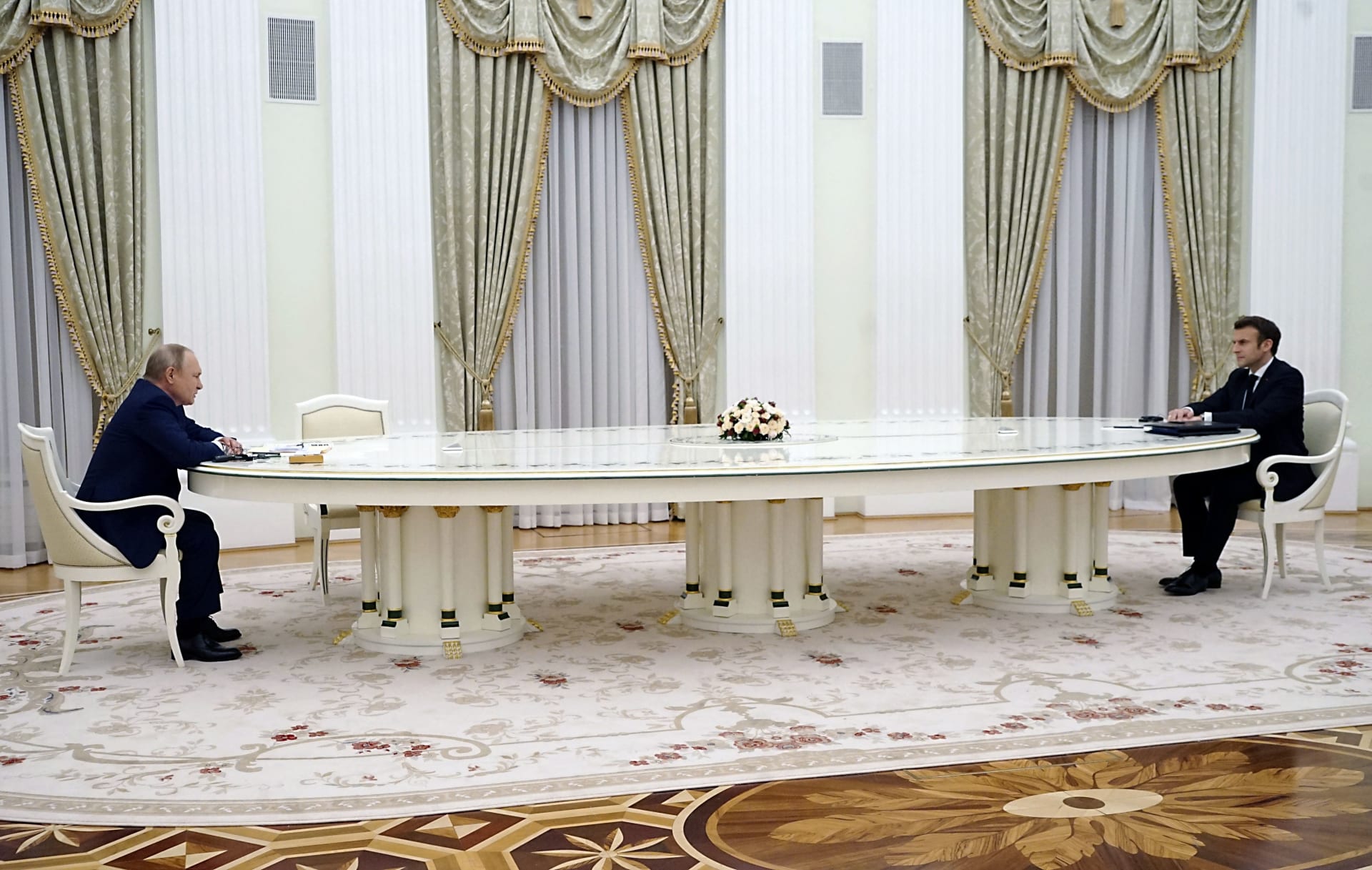 الرئيس الروسي فلاديمير بوتين ونظيره الفرنسي إيمانويل ماكرون في مواجهة بعضهما على طاولة طويلة في الكرملين