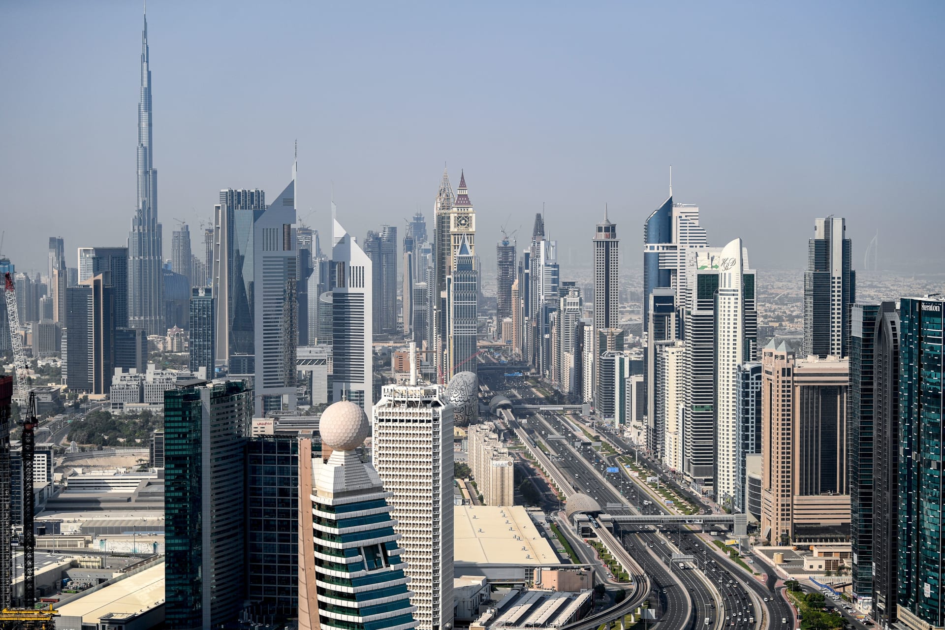 الإمارات: إلغاء القيود على الطاقة الاستيعابية تدريجيًا لتصل أقصاها منتصف فبراير