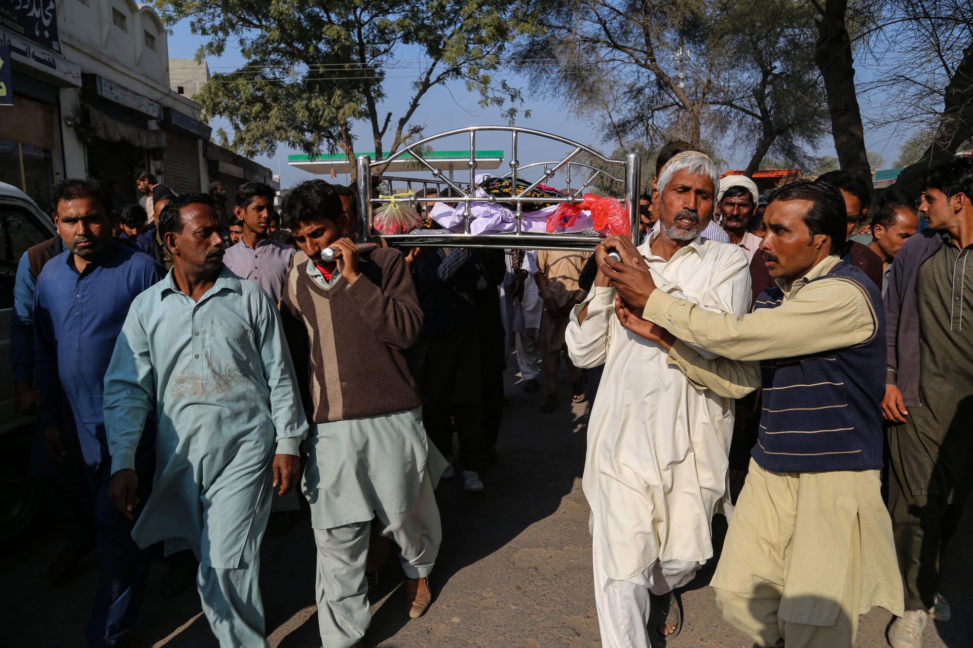 باكستان: رجم رجل حتى الموت بعد مزاعم تتهمه بـ"إهانة القرآن".. وعمران خان يتوعد المتورطين
