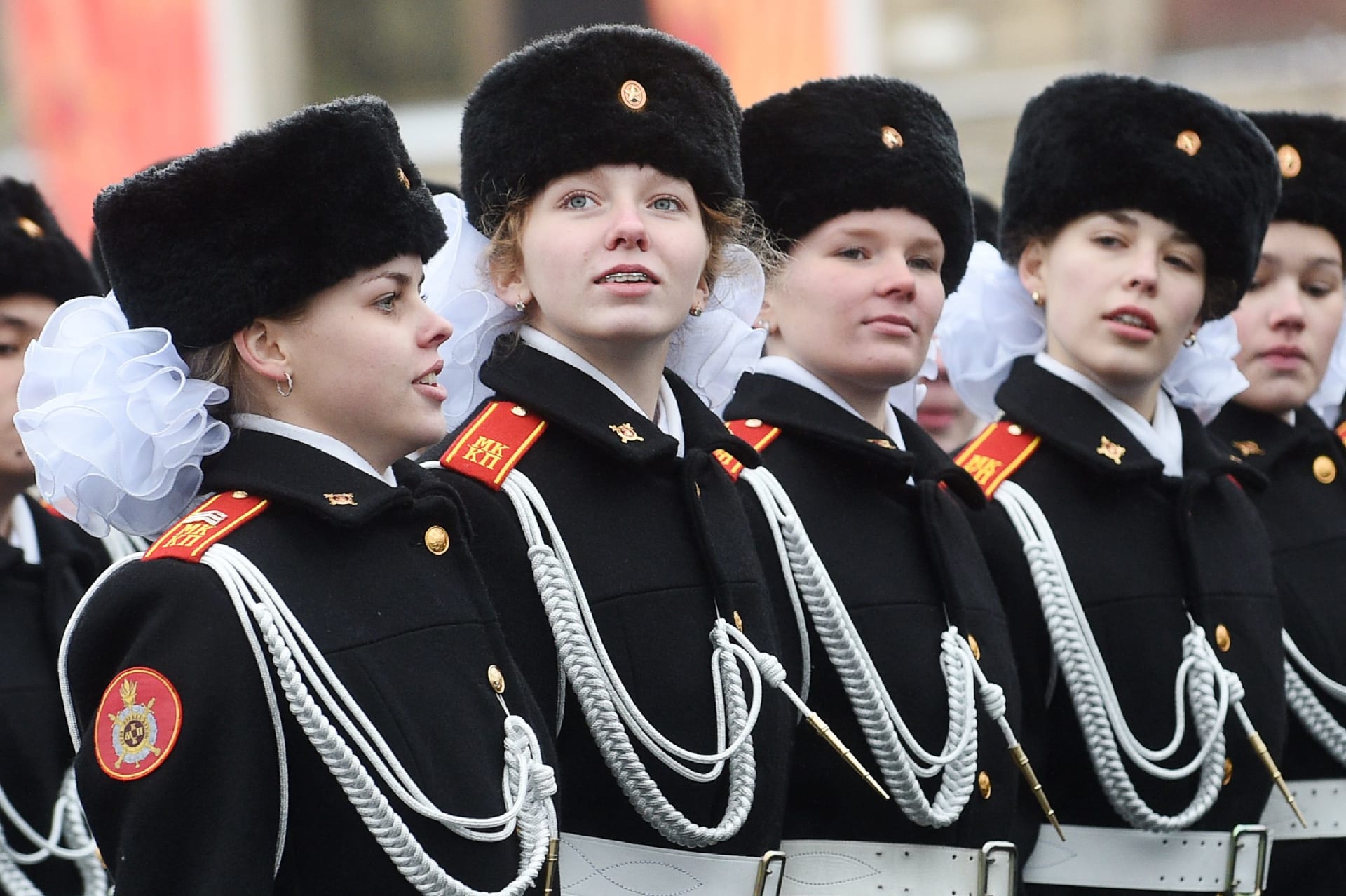 بالصور.. العنصر النسائي بجيشي روسيا وأوكرانيا وسط التوترات 