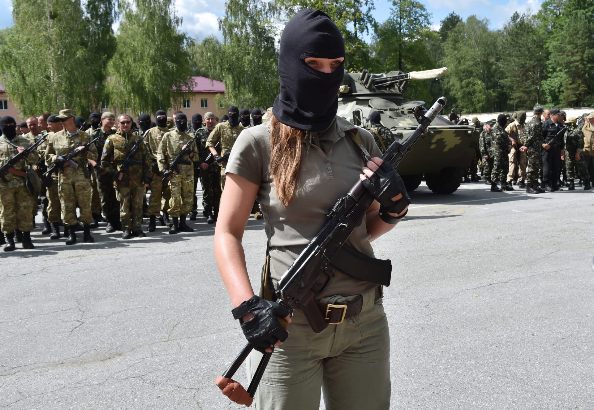 بالصور.. العنصر النسائي بجيشي روسيا وأوكرانيا وسط التوترات 