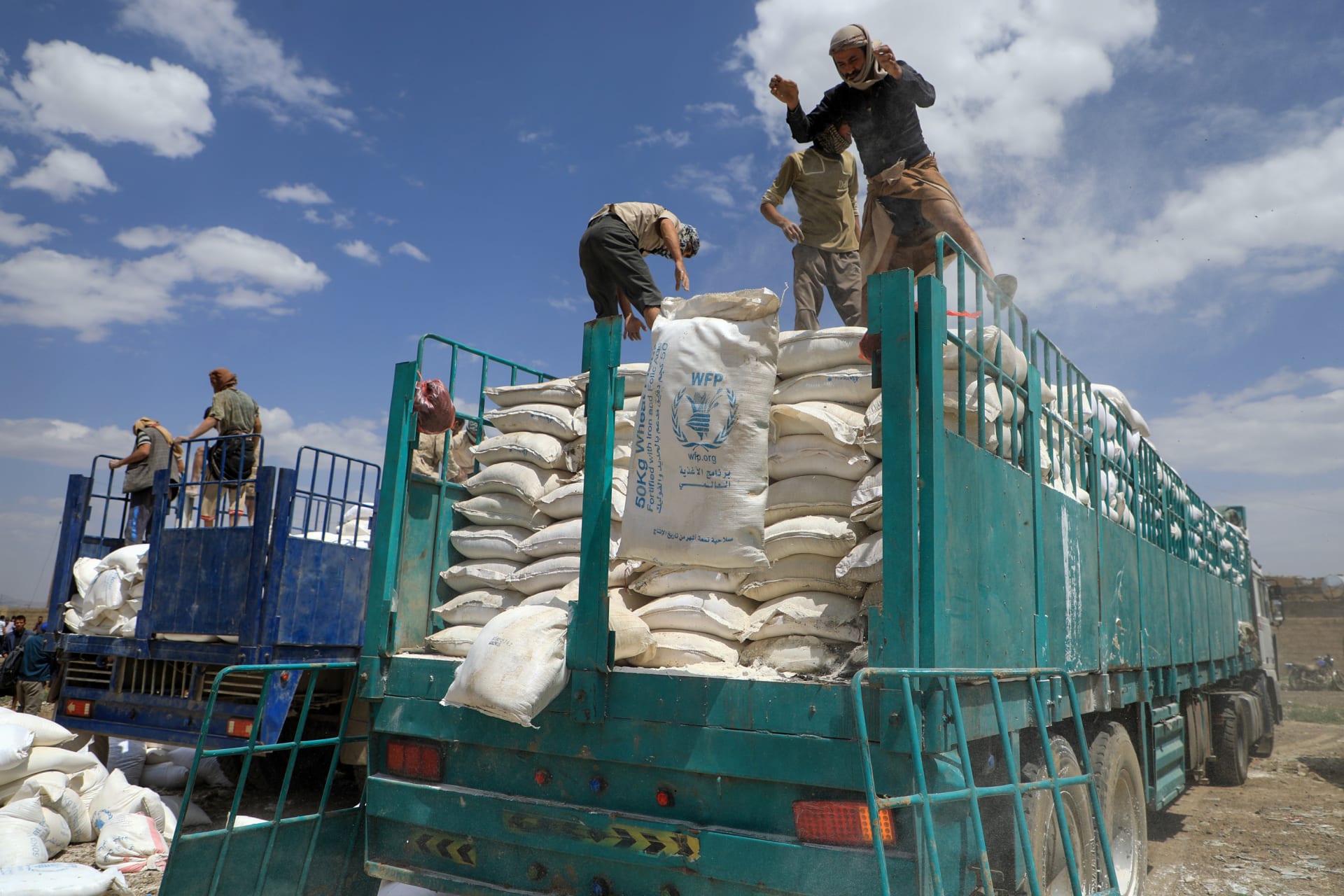 المتمردون الحوثيون في اليمن يتخلصون من طرود المساعدات المنتهية الصلاحية من برنامج الغذاء العالمي في العاصمة صنعاء عام 2019