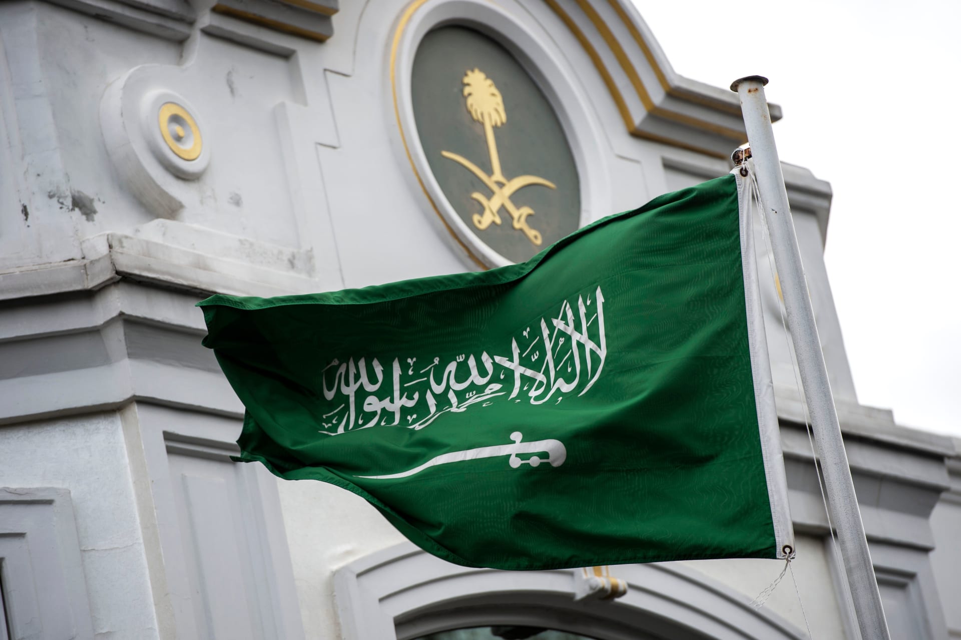 النيابة العامة السعودية تكشف عقوبة "تحقير أو إهانة" العلم الوطني
