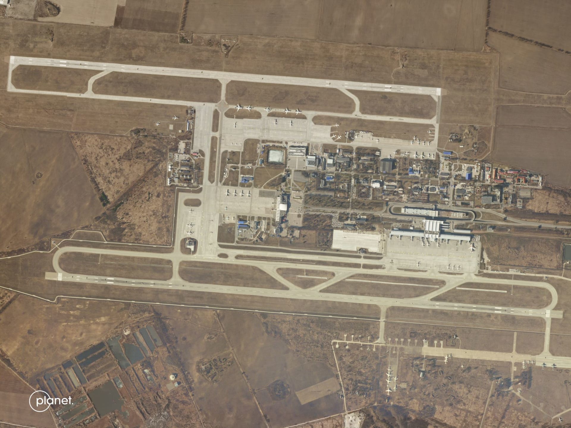 حيلة أوكرانية لمنع الروس من الاستفادة من مطار كييف دون تدميره.. صور جوية تكشف 