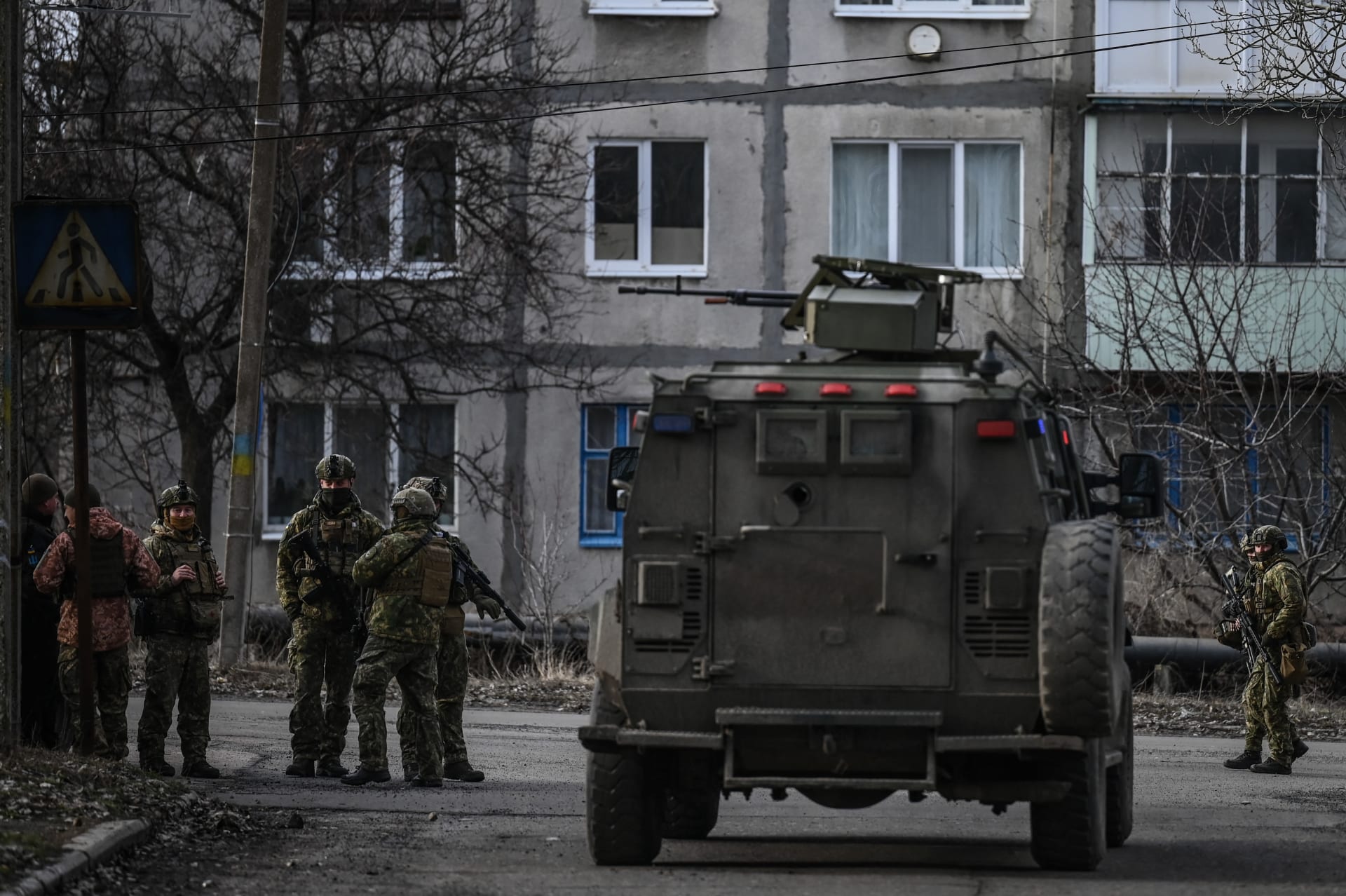 دورية للقوات الأوكرانية في بلدة نوفولوهانسكي بشرق البلاد