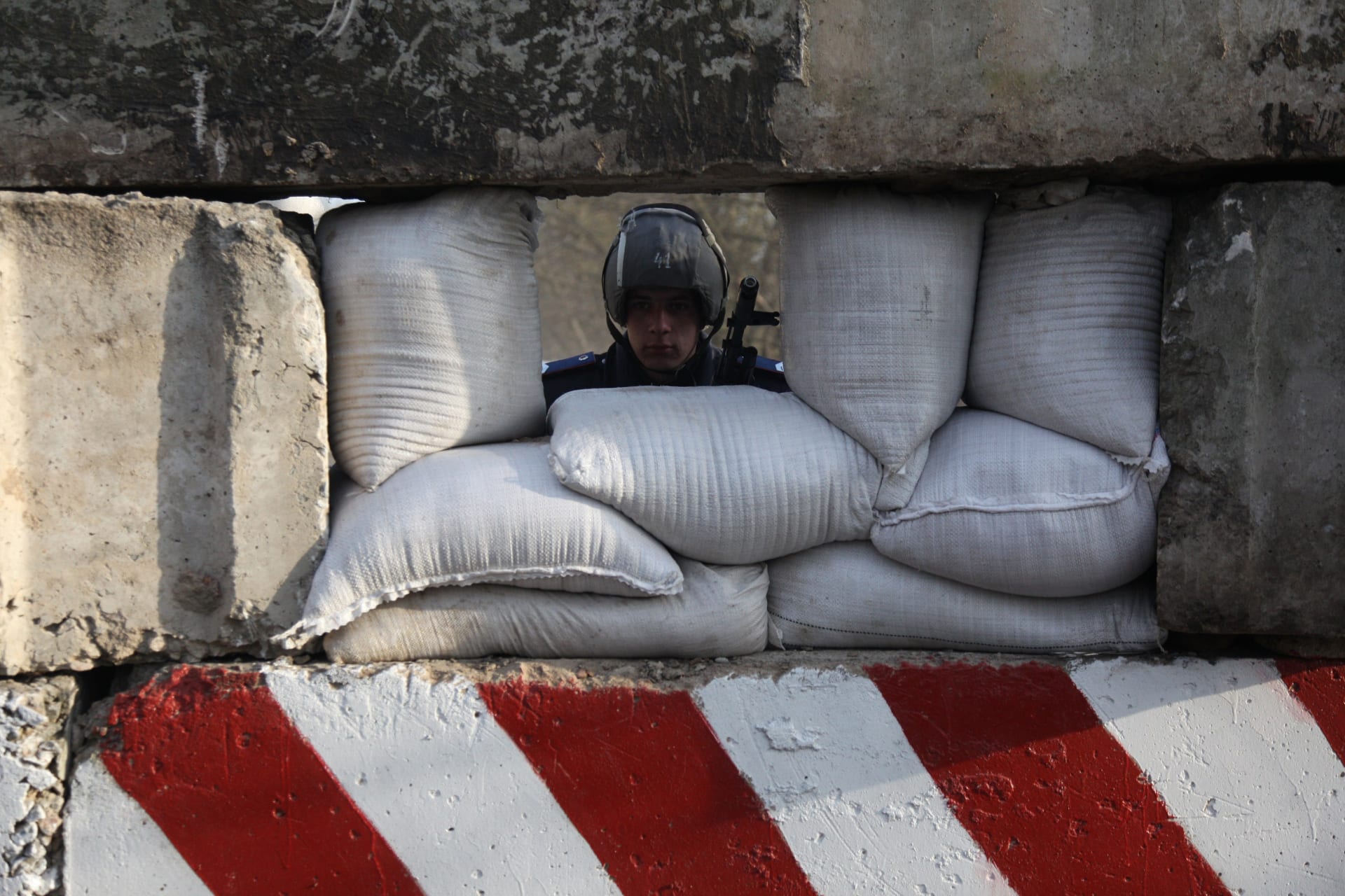 شرطي أوكراني يحرس نقطة تفتيش عند مدخل بيرديانسك