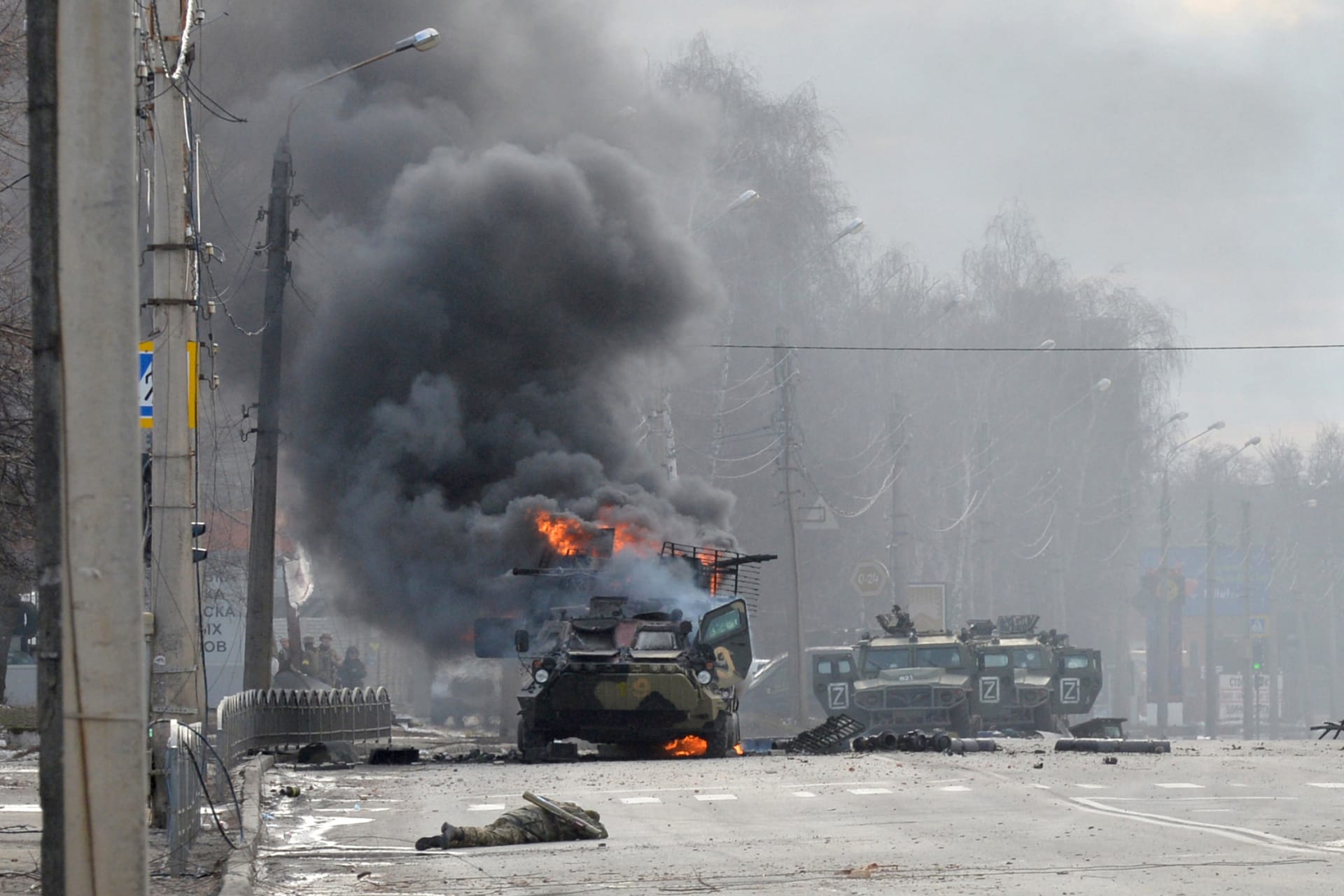حاملة جنود روسية تحترق أثناء القتال مع القوات الأوكرانية في خاركيف
