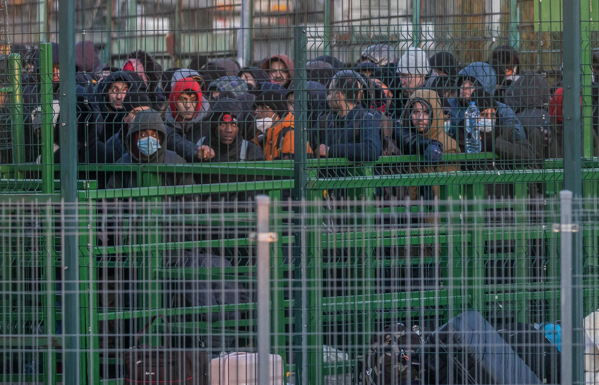 لاجئون من أوكرانيا يصطفون عند معبر حدودي للدخول إلى بولندا 