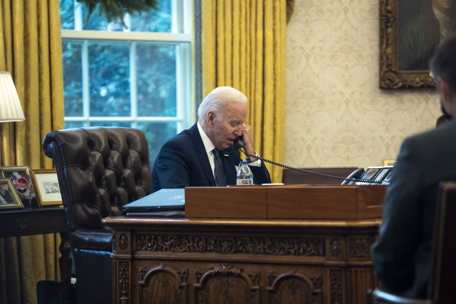 الرئيس الأمريكي جو بايدن خلال إجراء اتصال هاتفي سابق مع نظيره الأوكراني فولوديمير زيلينسكي