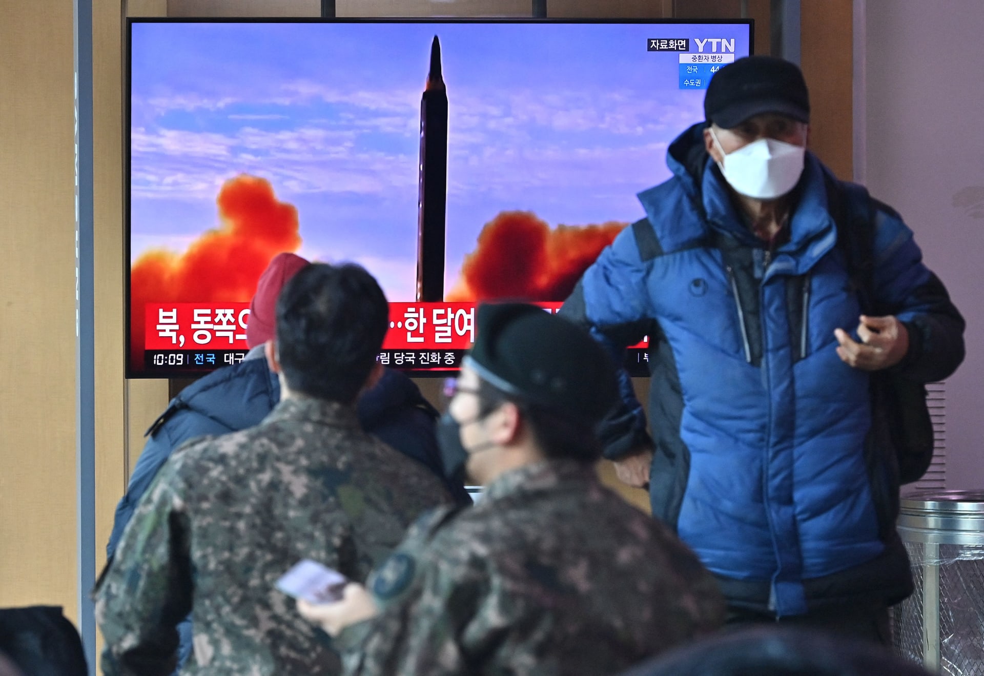 أشخاص في محطة سكة حديد بسيول يشاهدون شاشة تعرض لقطات لتجربة صاروخية  لكوريا الشمالية 