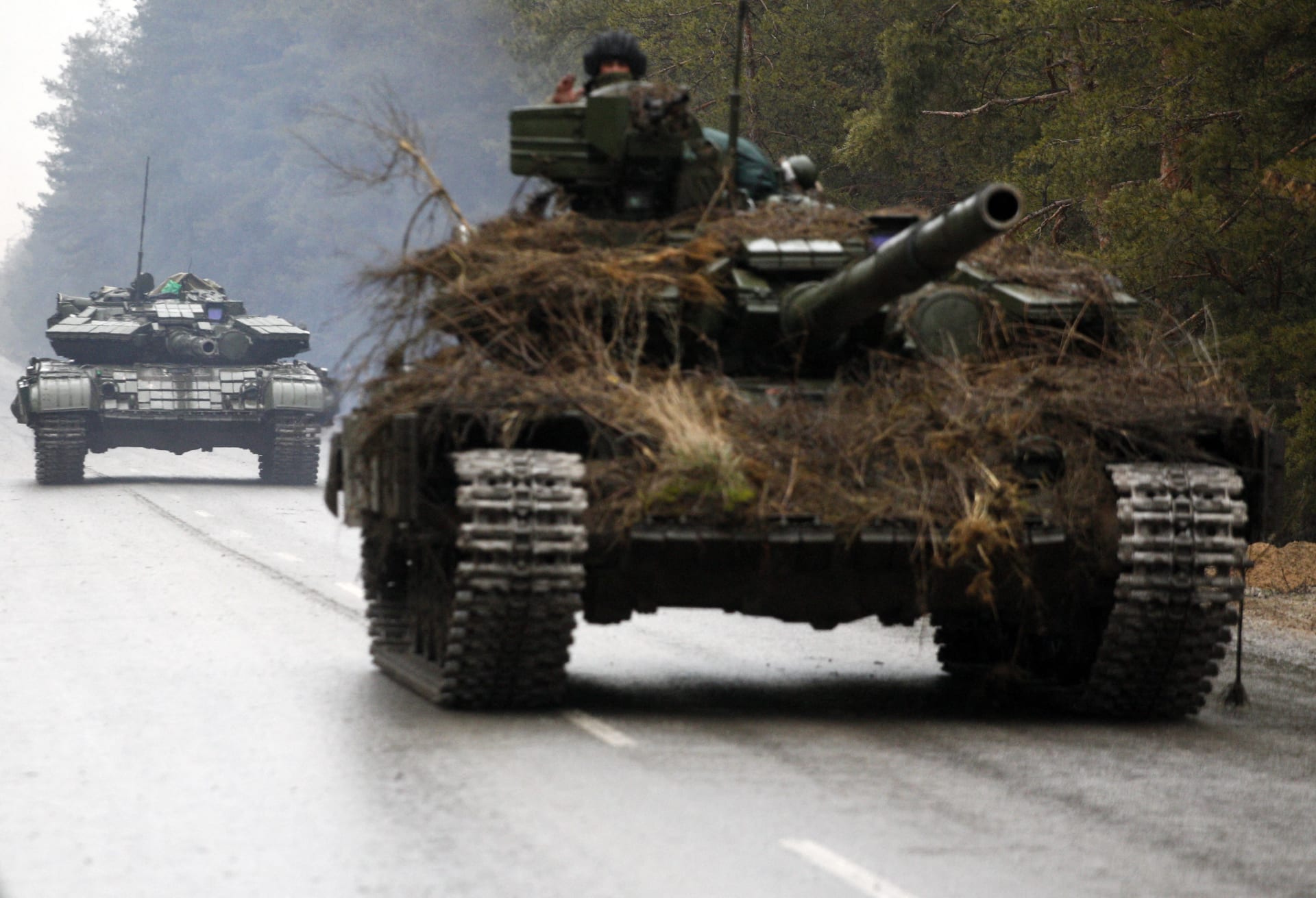 دبابات أوكرانية تتحرك على طريق قبل الهجوم الروسي على منطقة لوغانسك