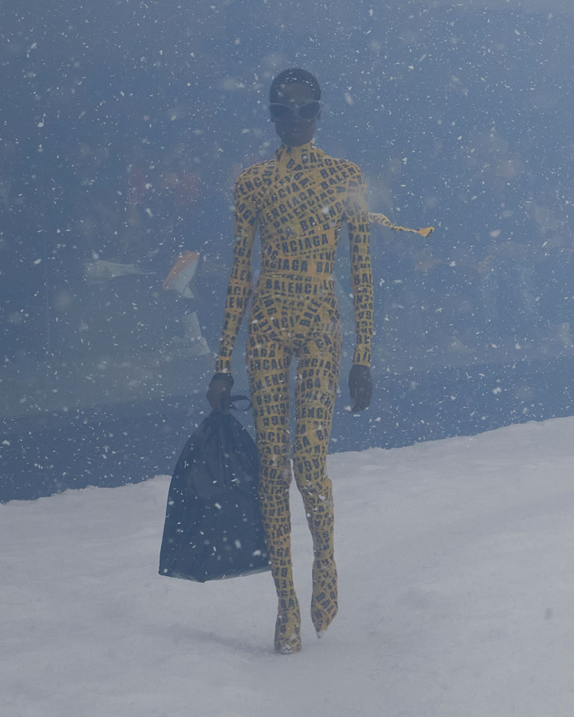 منها الحرب بأوكرانيا وأزمة المناخ.. هذا ما علق عليه عرض دار أزياء "بالنسياغا" في باريس