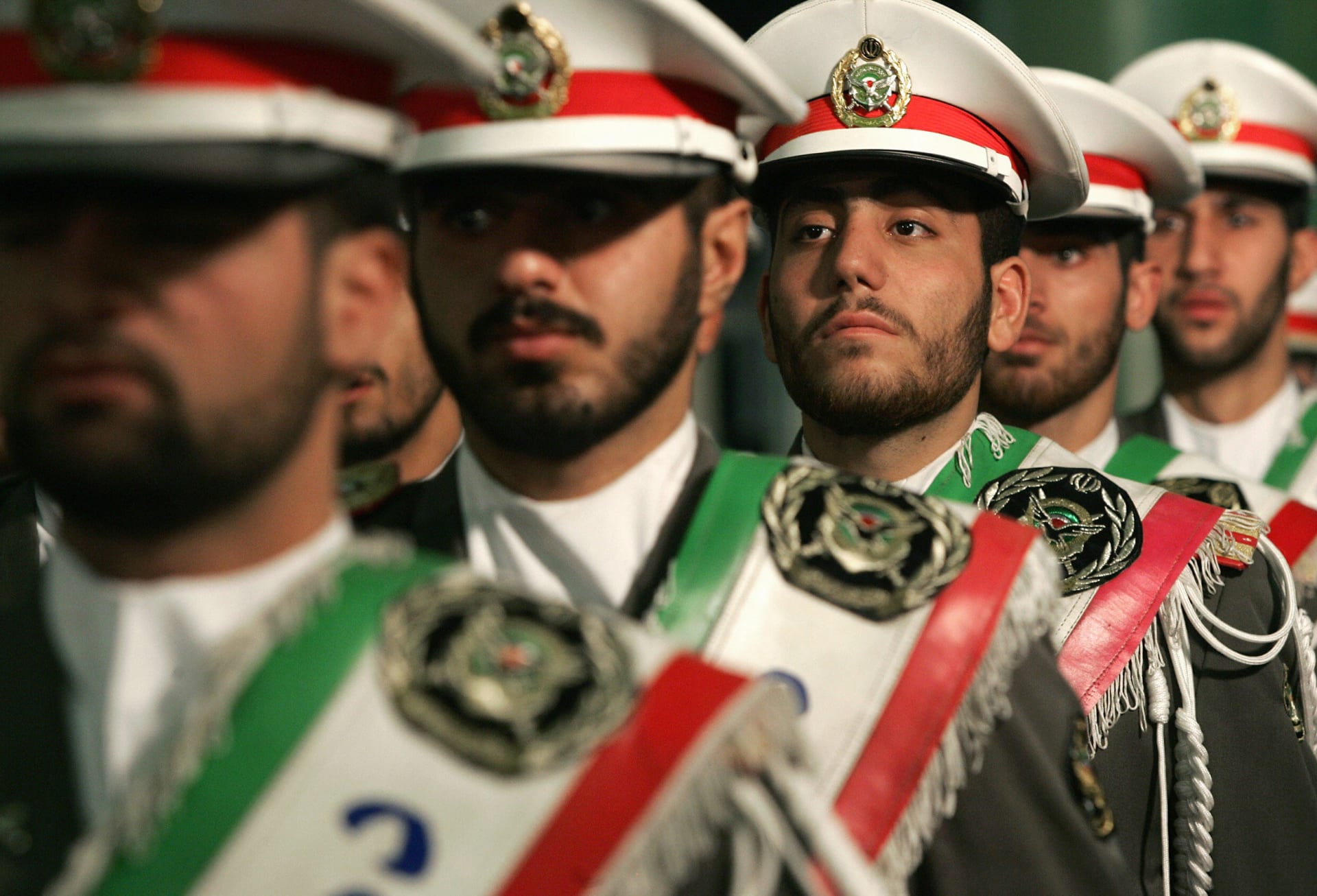 صورة أرشيفية لجنود إيرانيين خلال حفل لإحياء ذكرى الثورة في طهران