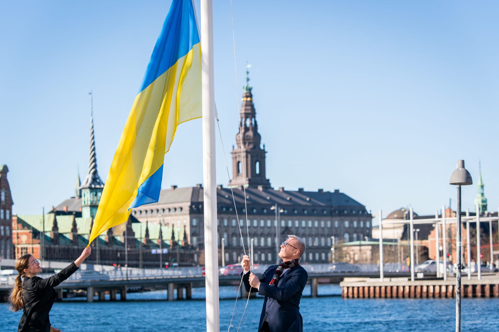 رفع علم أوكرانيا أمام وزارة الخارجية الدنماركية 