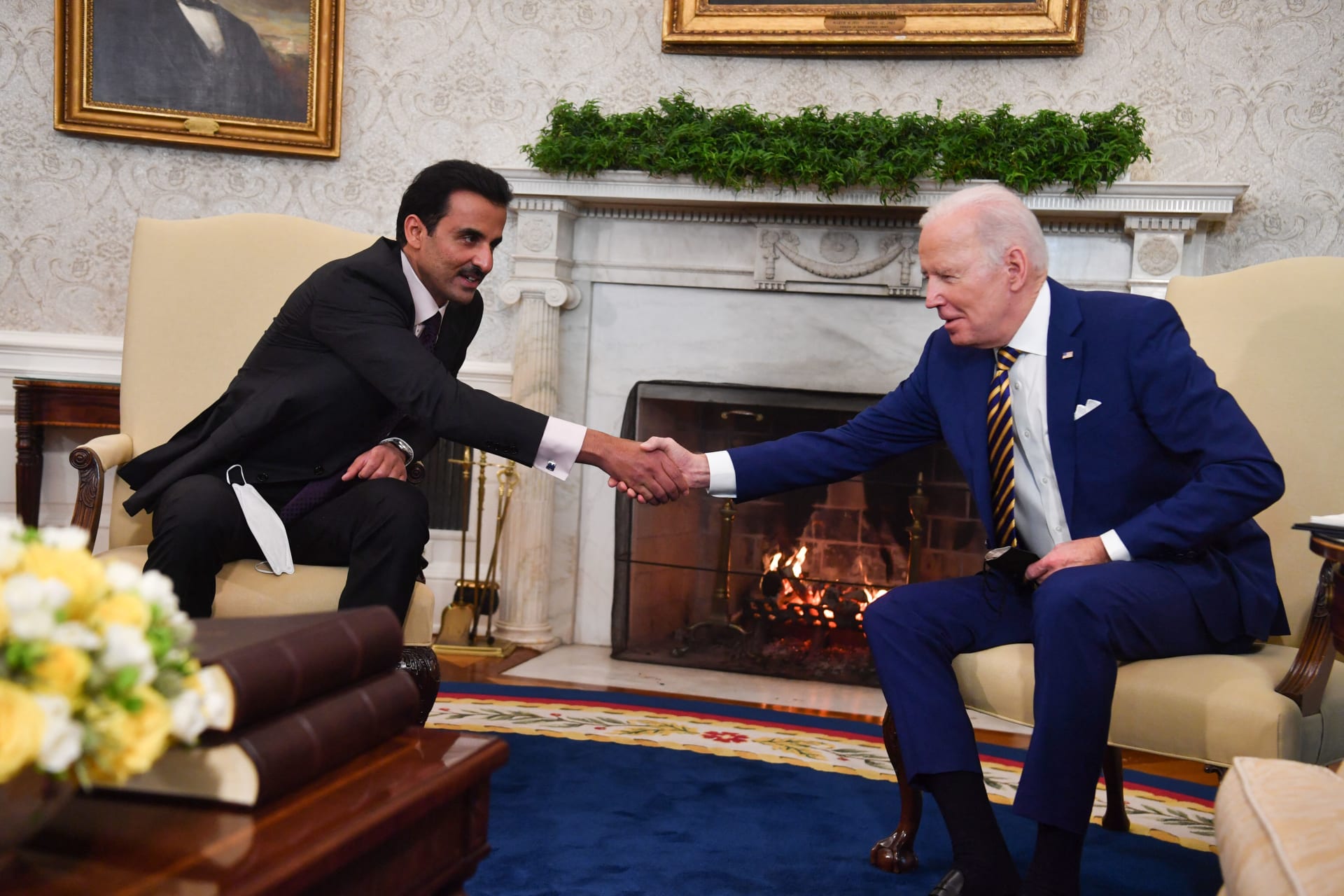 الرئيس الأمريكي جو بايدن و الشيخ تميم بن حمد آل ثاني، أمير قطر في البيت الأبيض 