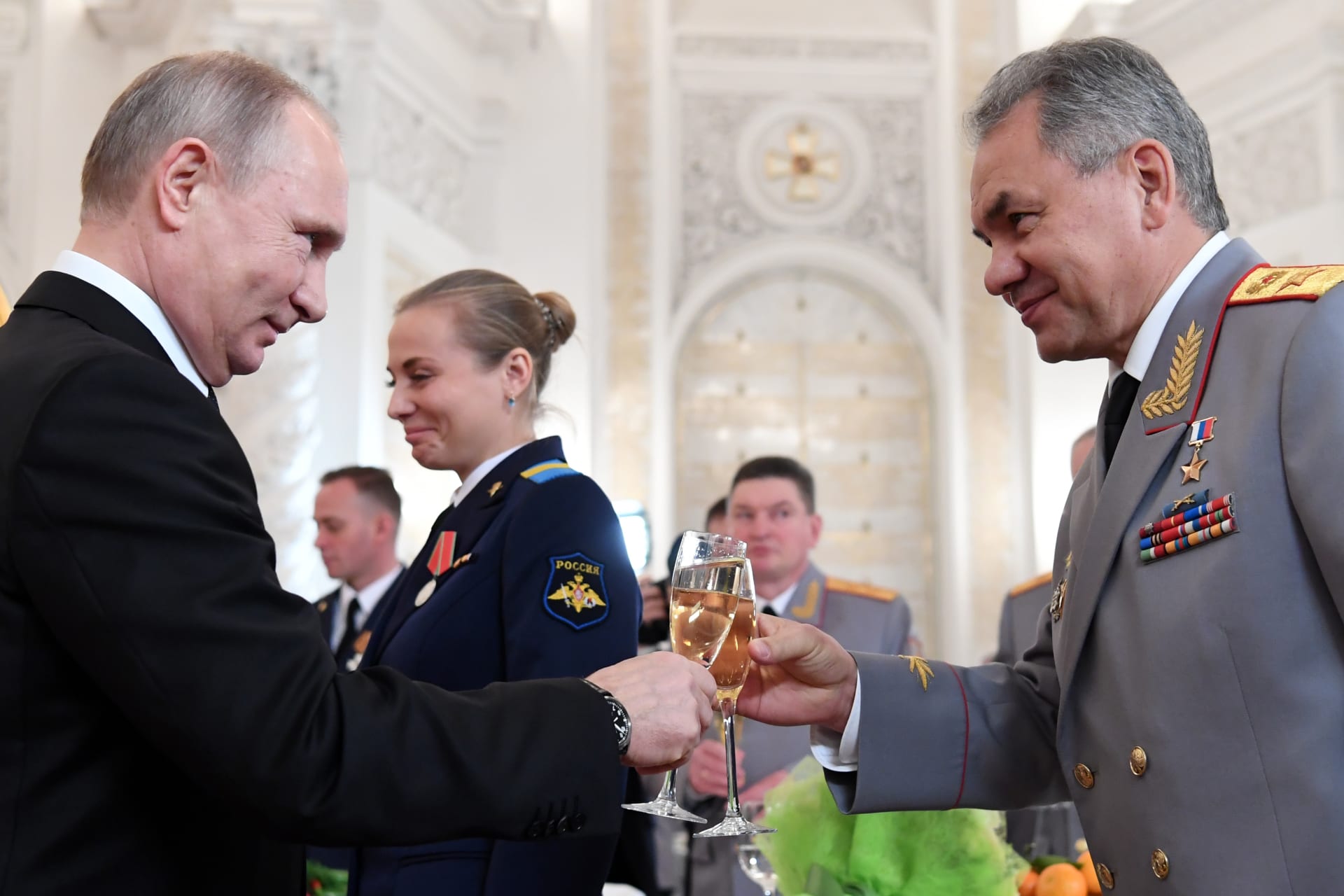 يد بوتين العسكرية ووزير دفاعه.. ماذا نعلم عن سيرغي شويغو؟