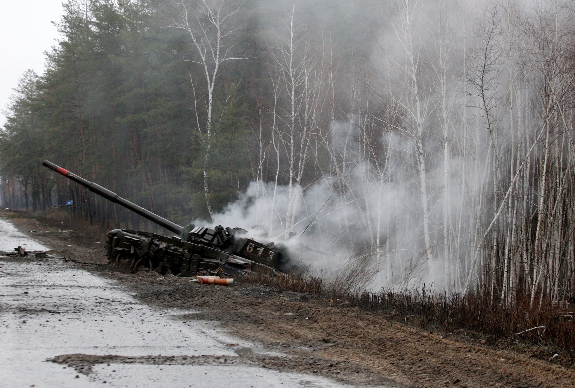 دخان يتصاعد من دبابة روسية دمرتها القوات الأوكرانية