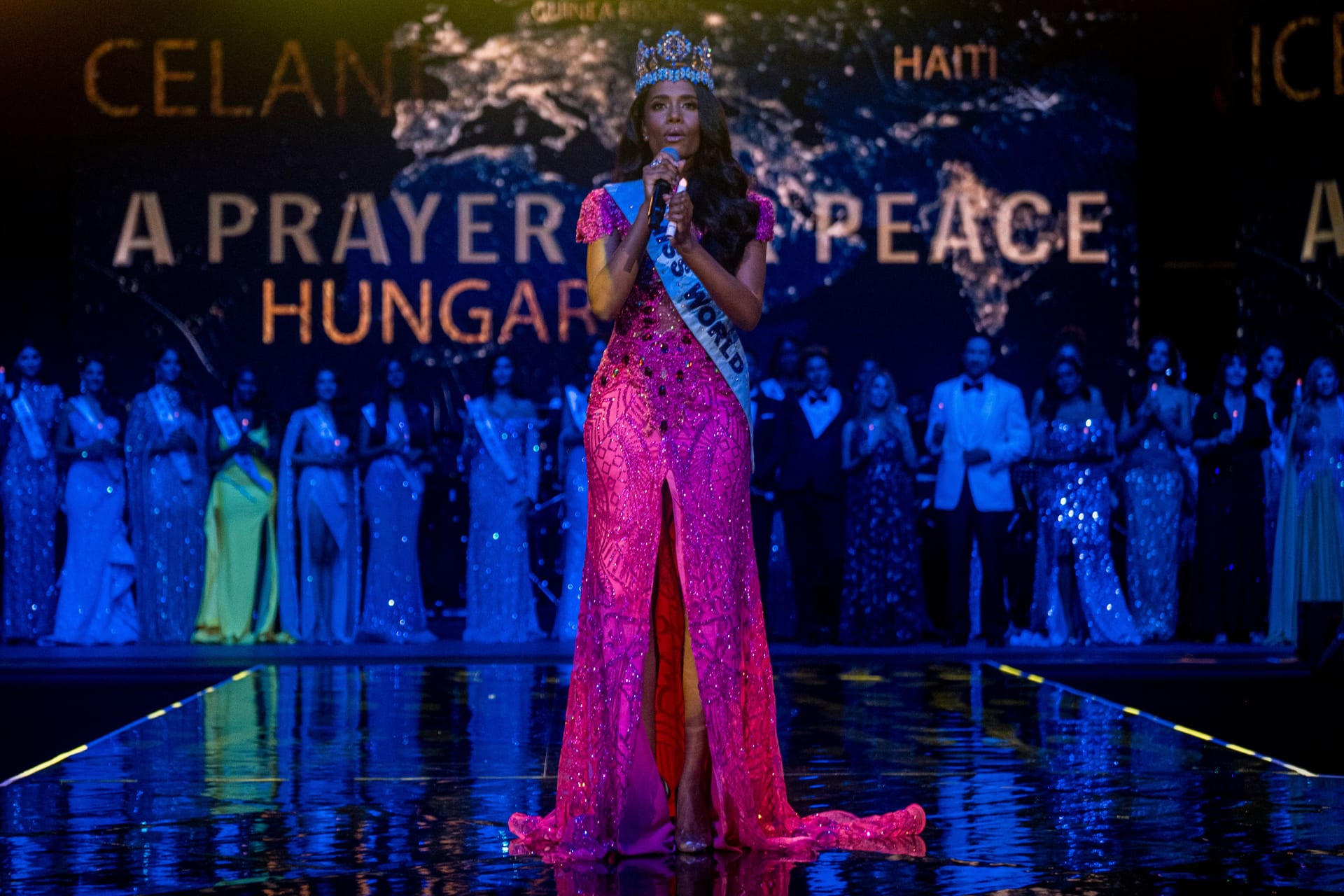 تتويج ملكة جمال العالم وسط دعوات للسلام في أوكرانيا