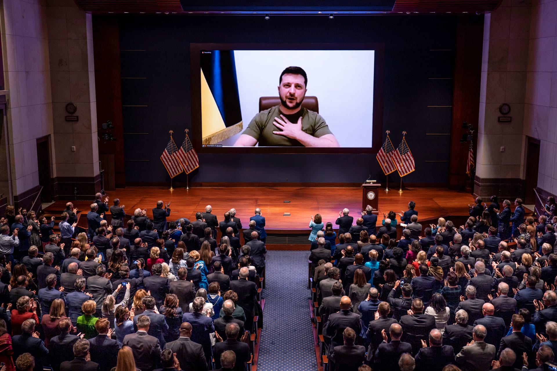 الرئيس الأوكراني فولوديمير زيلينسكي يخاطب نواب الكونغرس الأمريكي