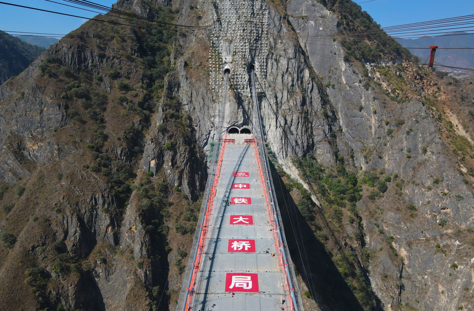 "أعجوبة هندسية"..الصين تعلن موعد افتتاح جسر معلق حطم الأرقام القياسية
