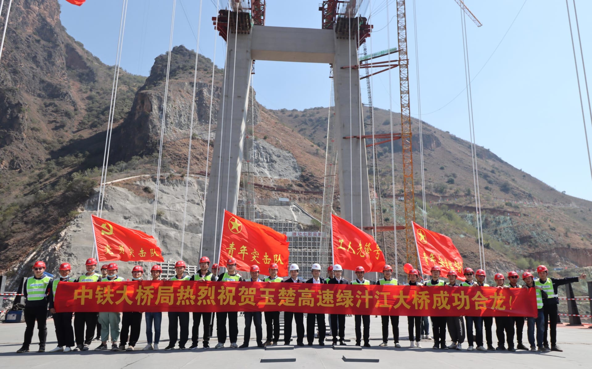 "أعجوبة هندسية"..الصين تعلن موعد افتتاح جسر معلق حطم الأرقام القياسية