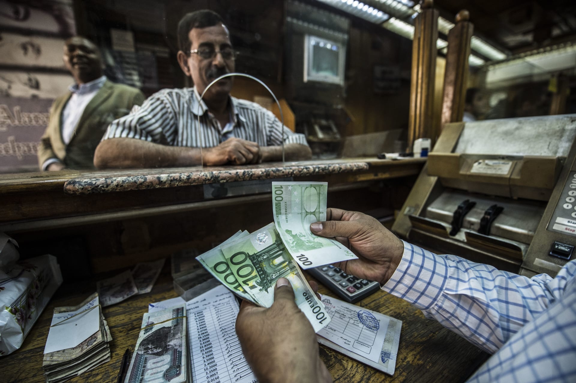 مصر تحرك سعر الجنيه أمام الدولار تزامنا مع رفع سعر الفائدة.. هذا ما قاله خبراء لـCNN