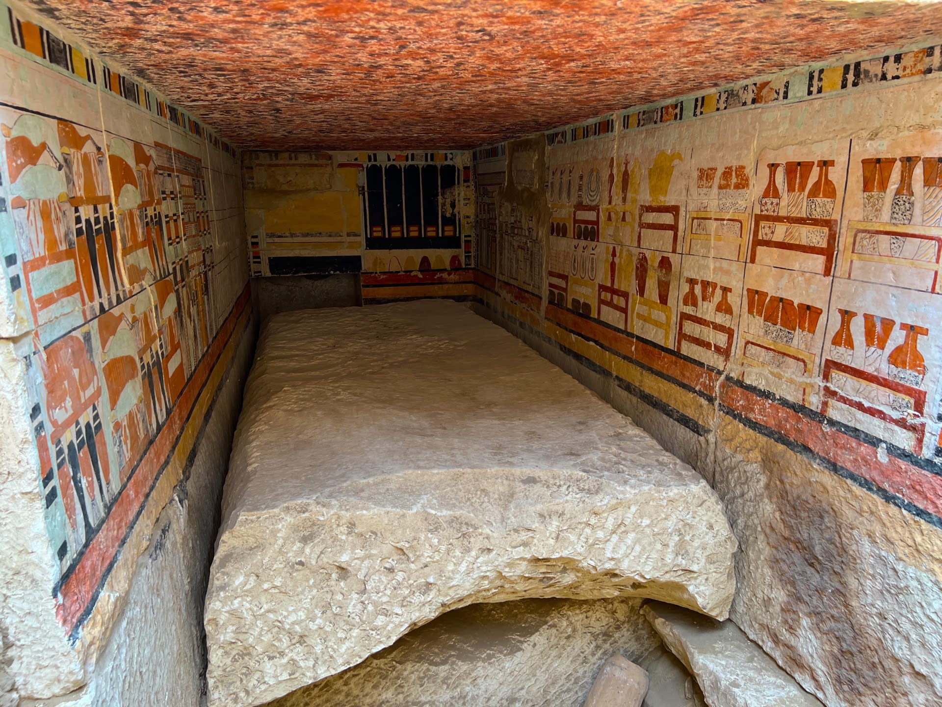 5 مقابر فرعونية ملونة تعود لنحو 4000 عام.. مصر تعلن عن اكتشاف أثري ضخم بسقارة