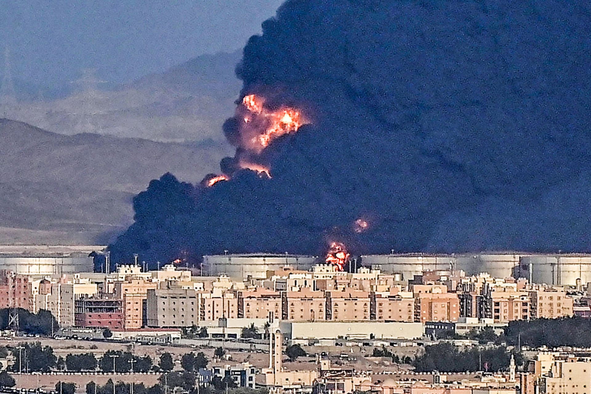 مسؤول سعودي لـCNN: أعمدة دخان في جدة تزامنا مع الهجوم الحوثي على منشأة أرامكو